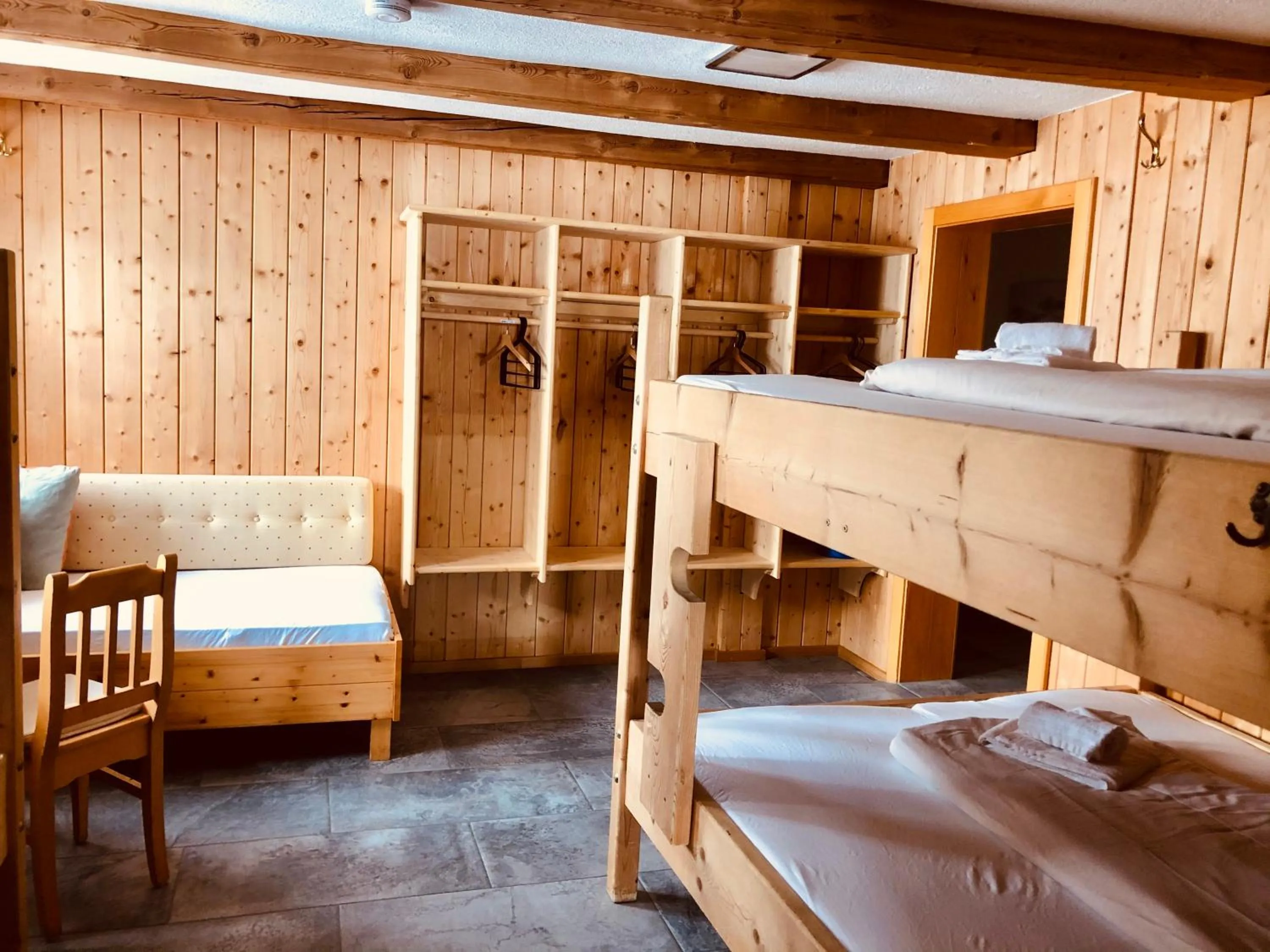 bunk bed, Bed in Lodge am Krippenstein