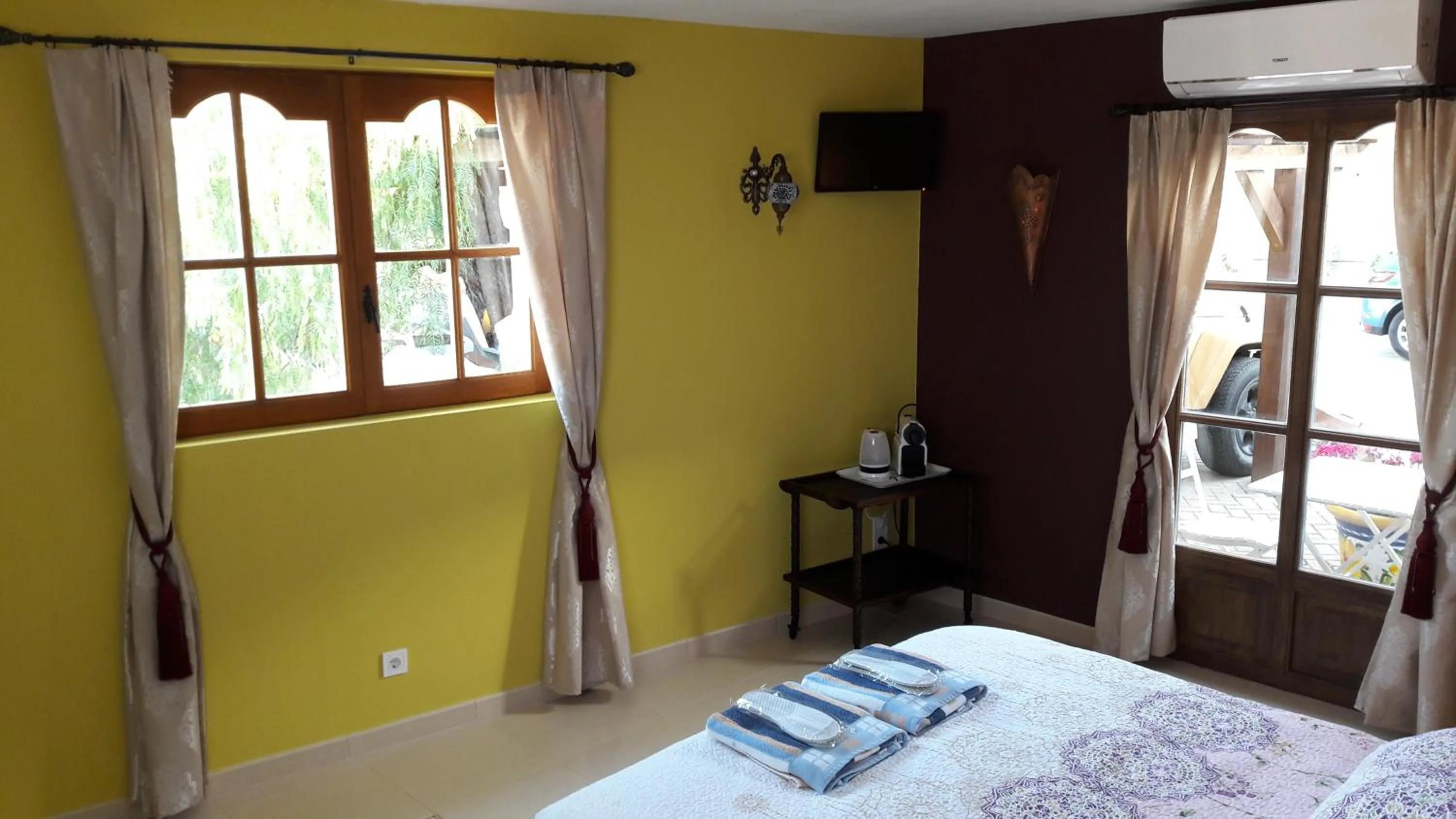 Coffee/tea facilities, Bed in Casa Roble B&B