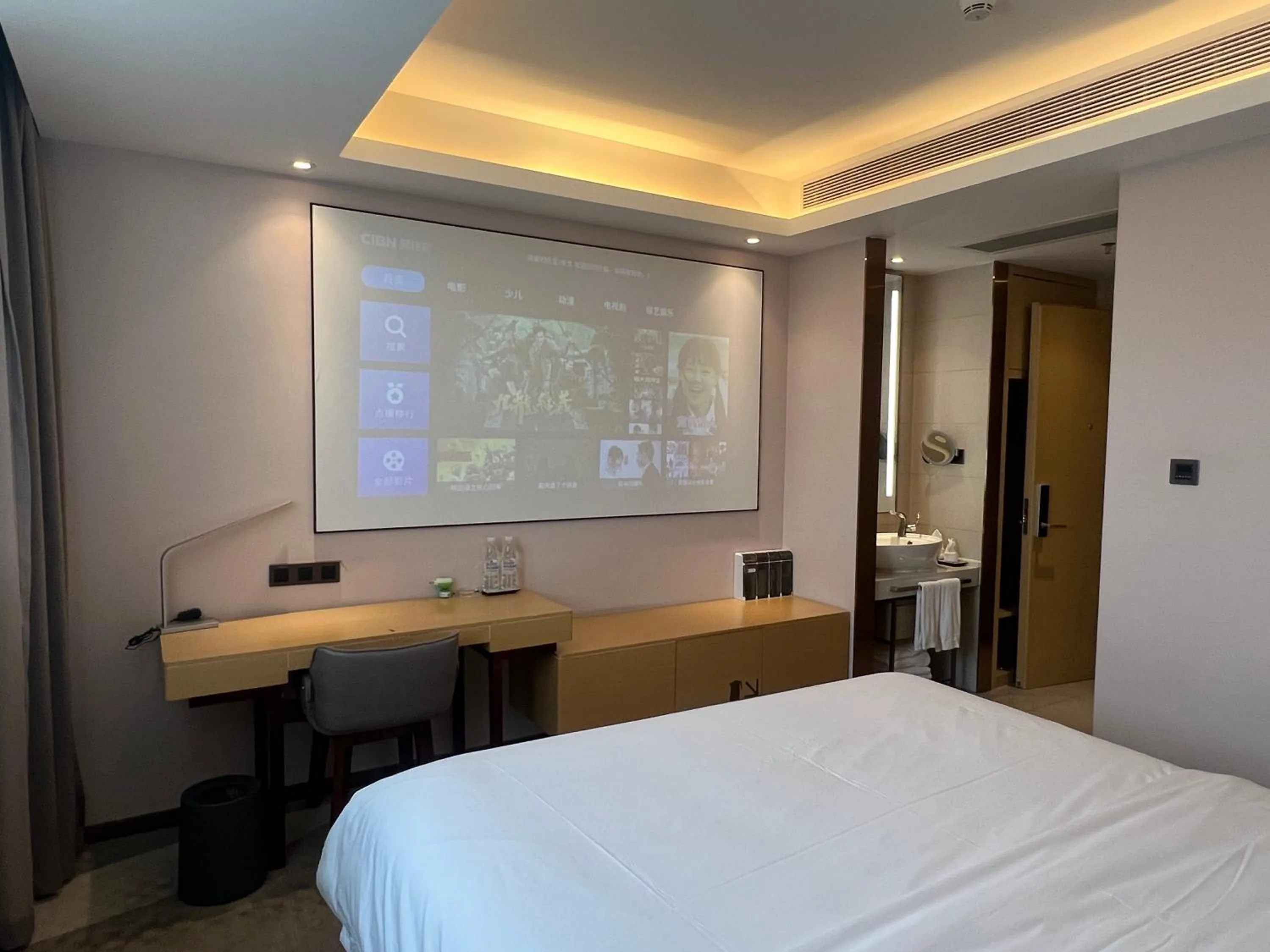 Bed in Lavande Hotel Shenzhen International Convention and Exhibition Center Fuhai West Subway Station