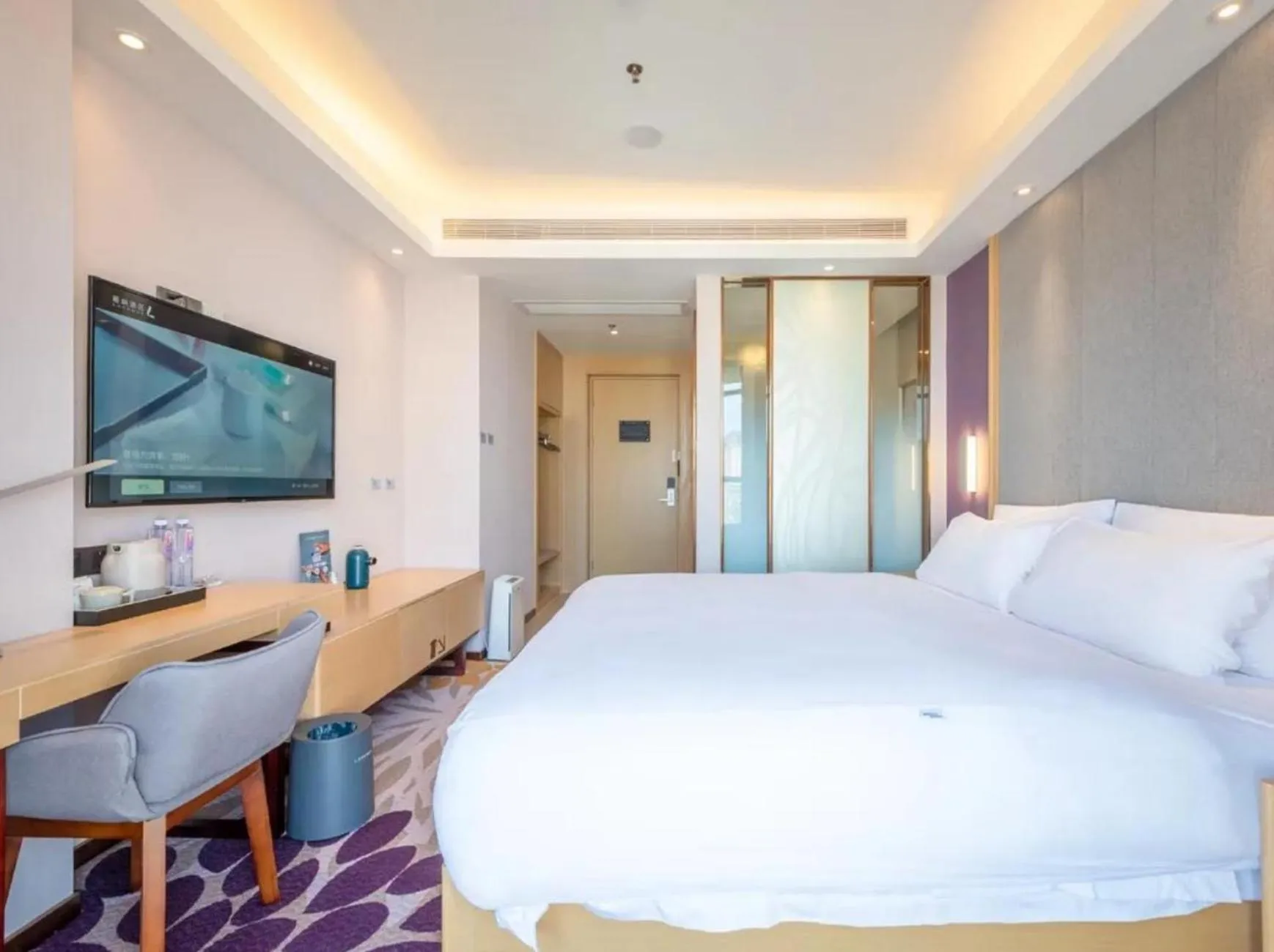 Photo of the whole room, Bed in Lavande Hotel Shenzhen International Convention and Exhibition Center Fuhai West Subway Station