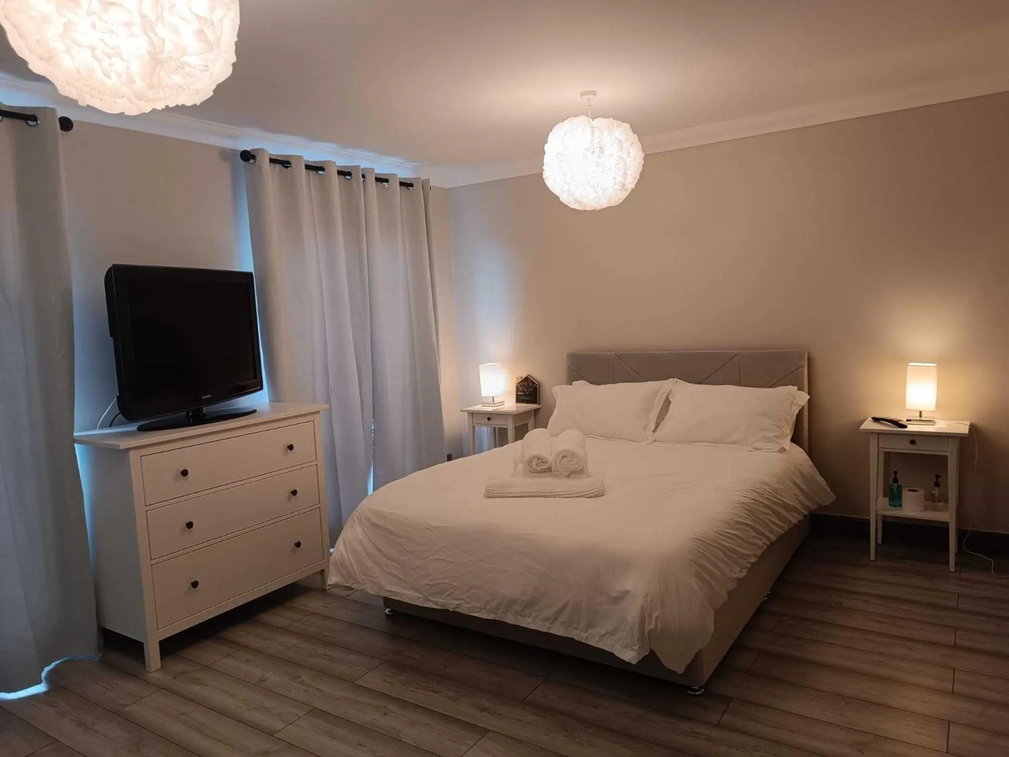 Bedroom, Bed in Woodgrove Holiday Homes