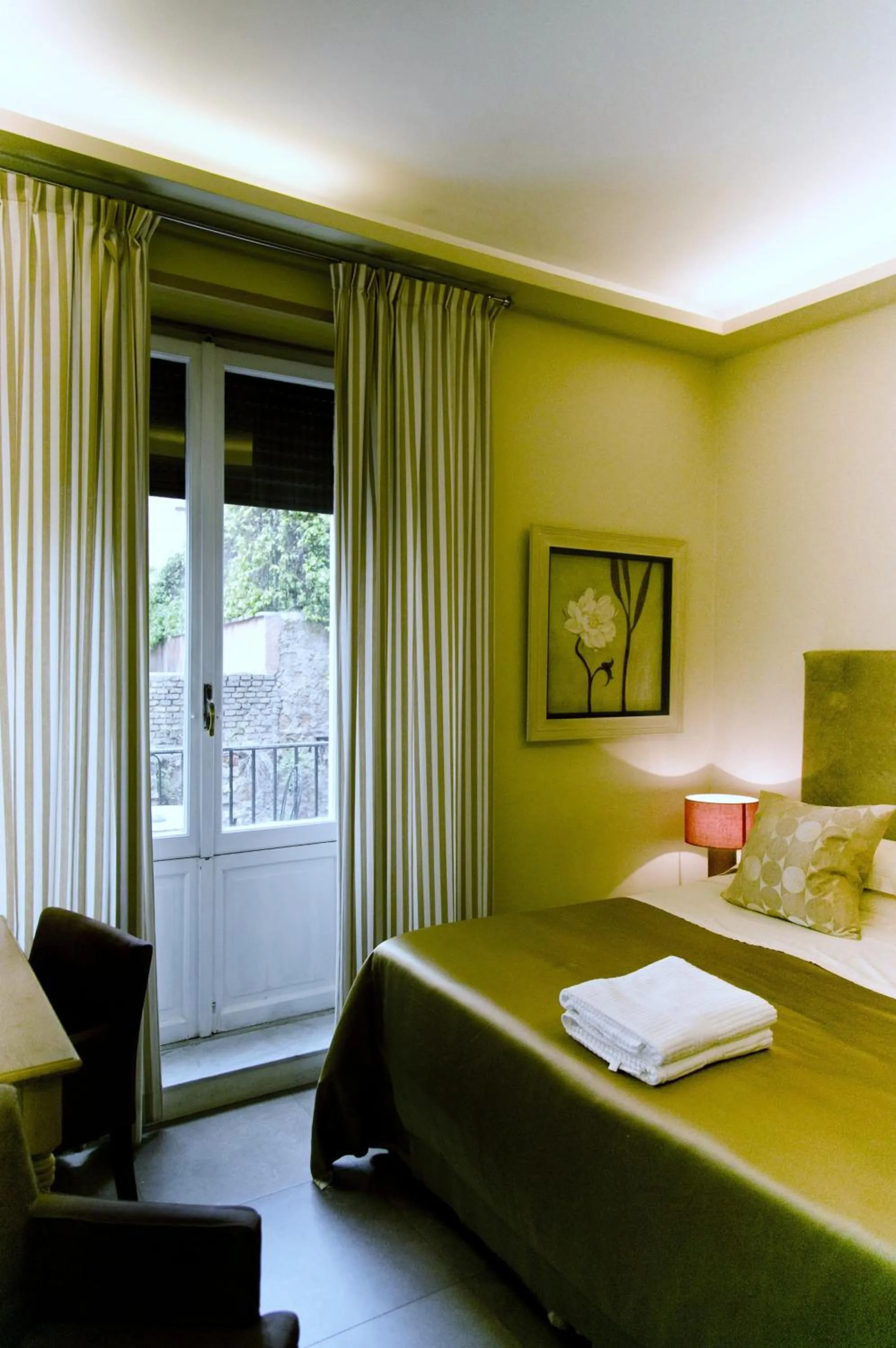 Day, Bed in Hotel Valeri