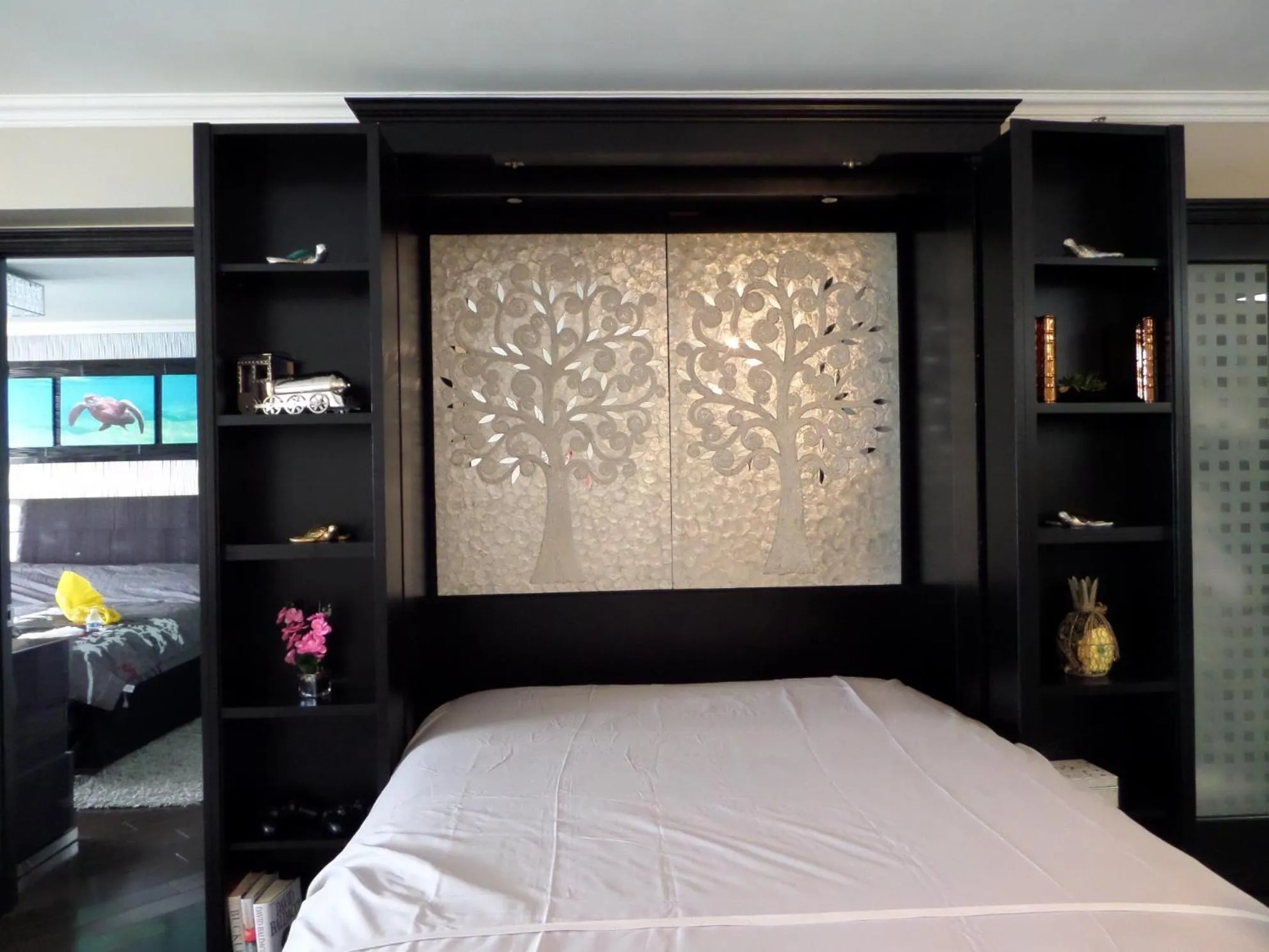 Bed in Waikiki Beach Tower