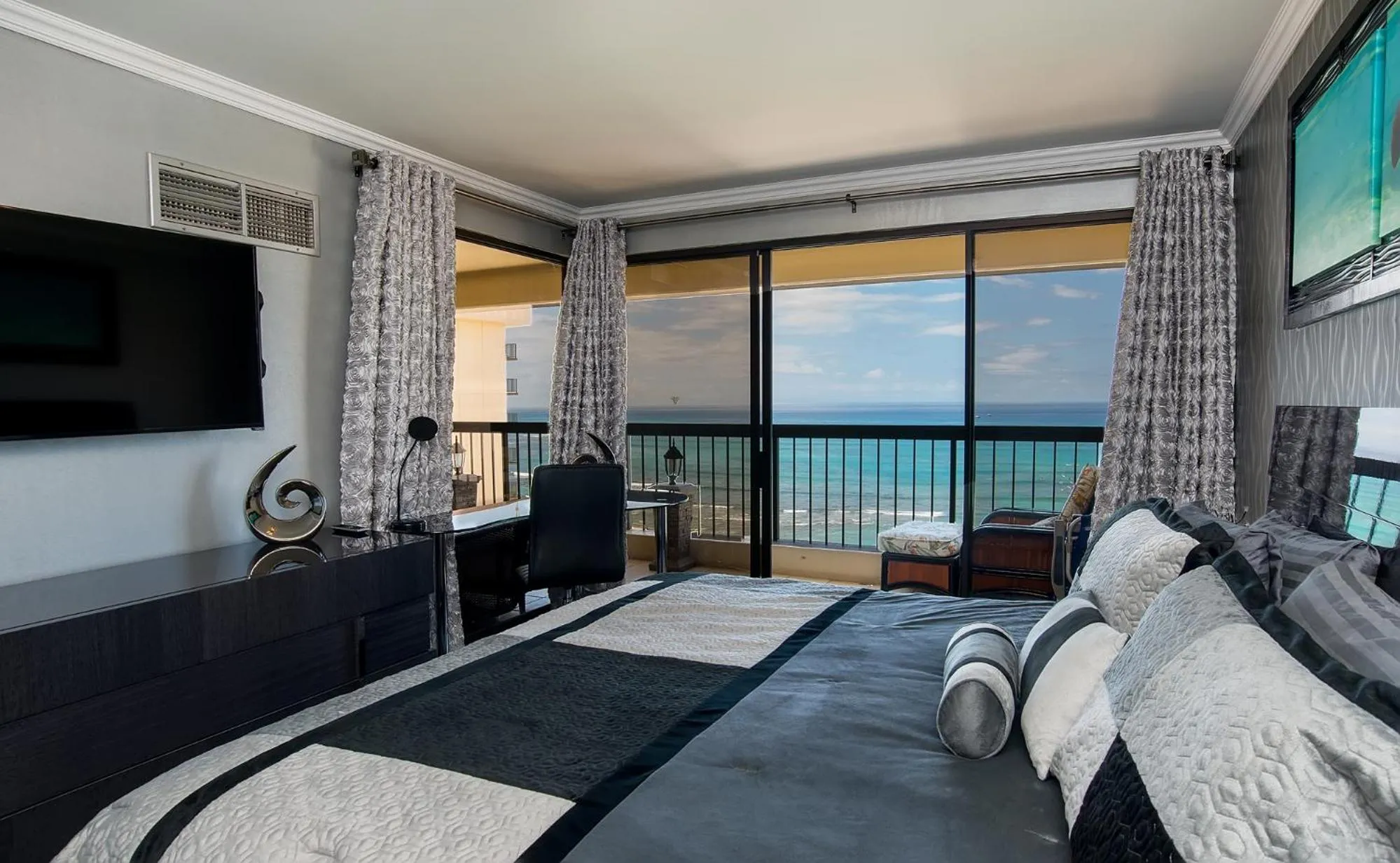 Bed in Waikiki Beach Tower