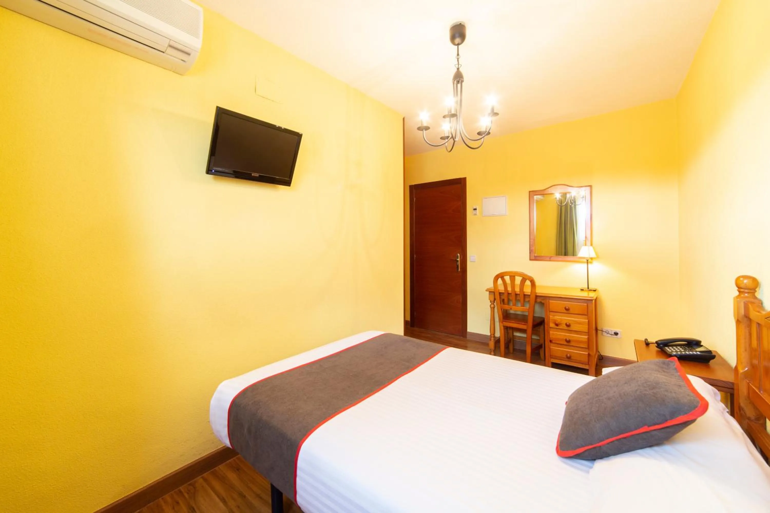 Photo of the whole room, Bed in Hotel Mavi