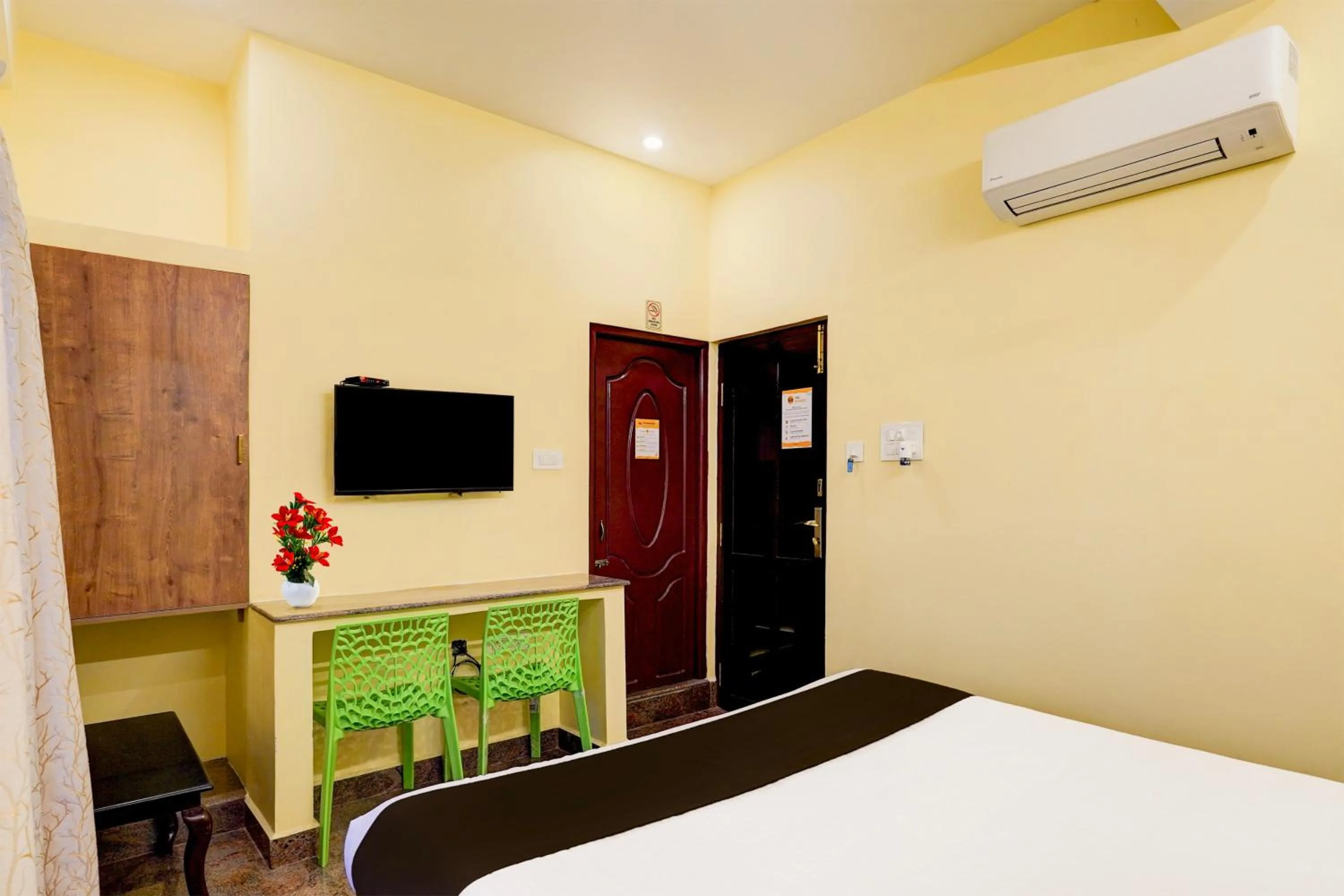 Bedroom, Bed in Super Townhouse White Town Rock Beach Formerly Prakasam Residency