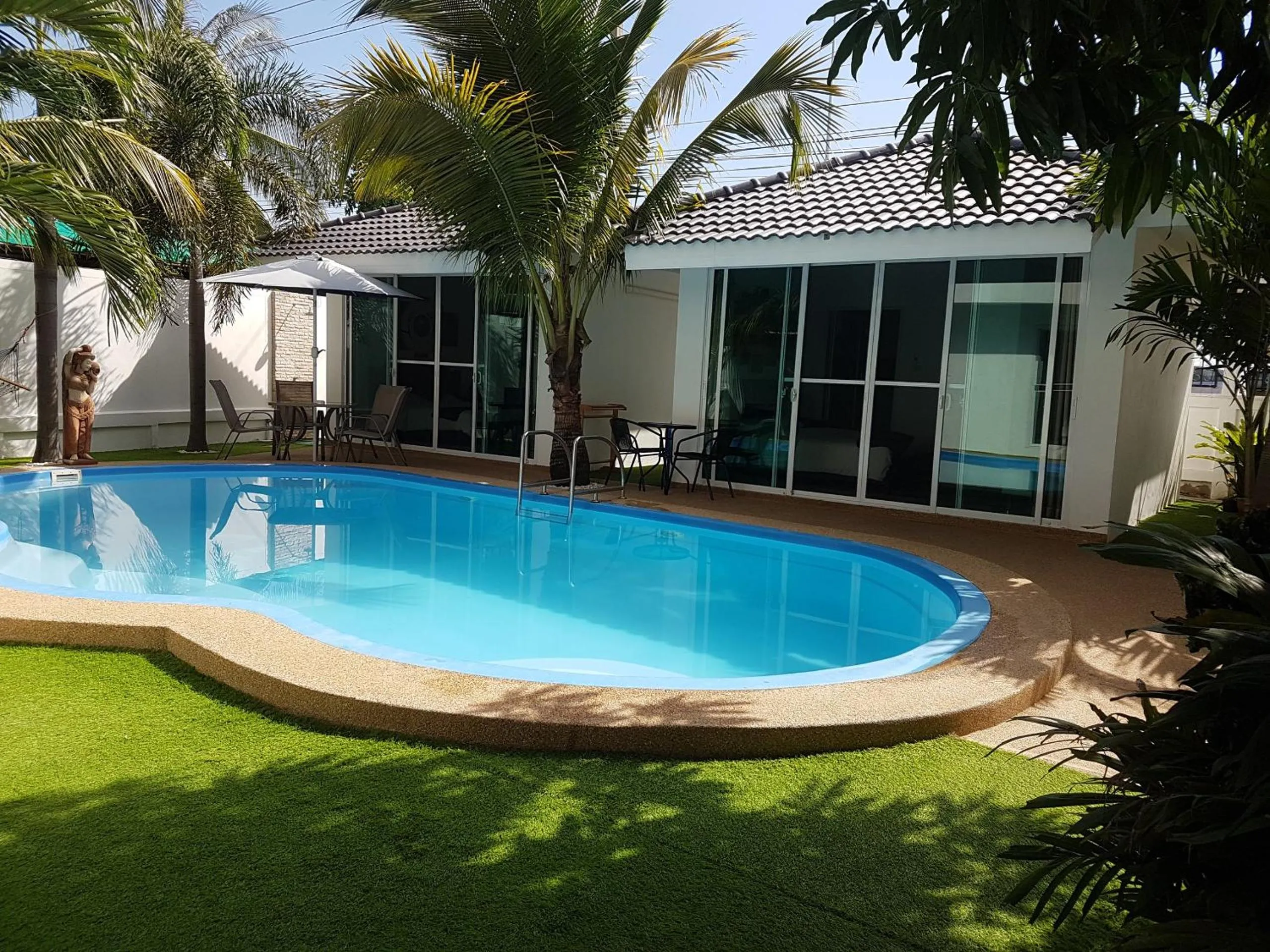 Swimming pool in Coconut Palms