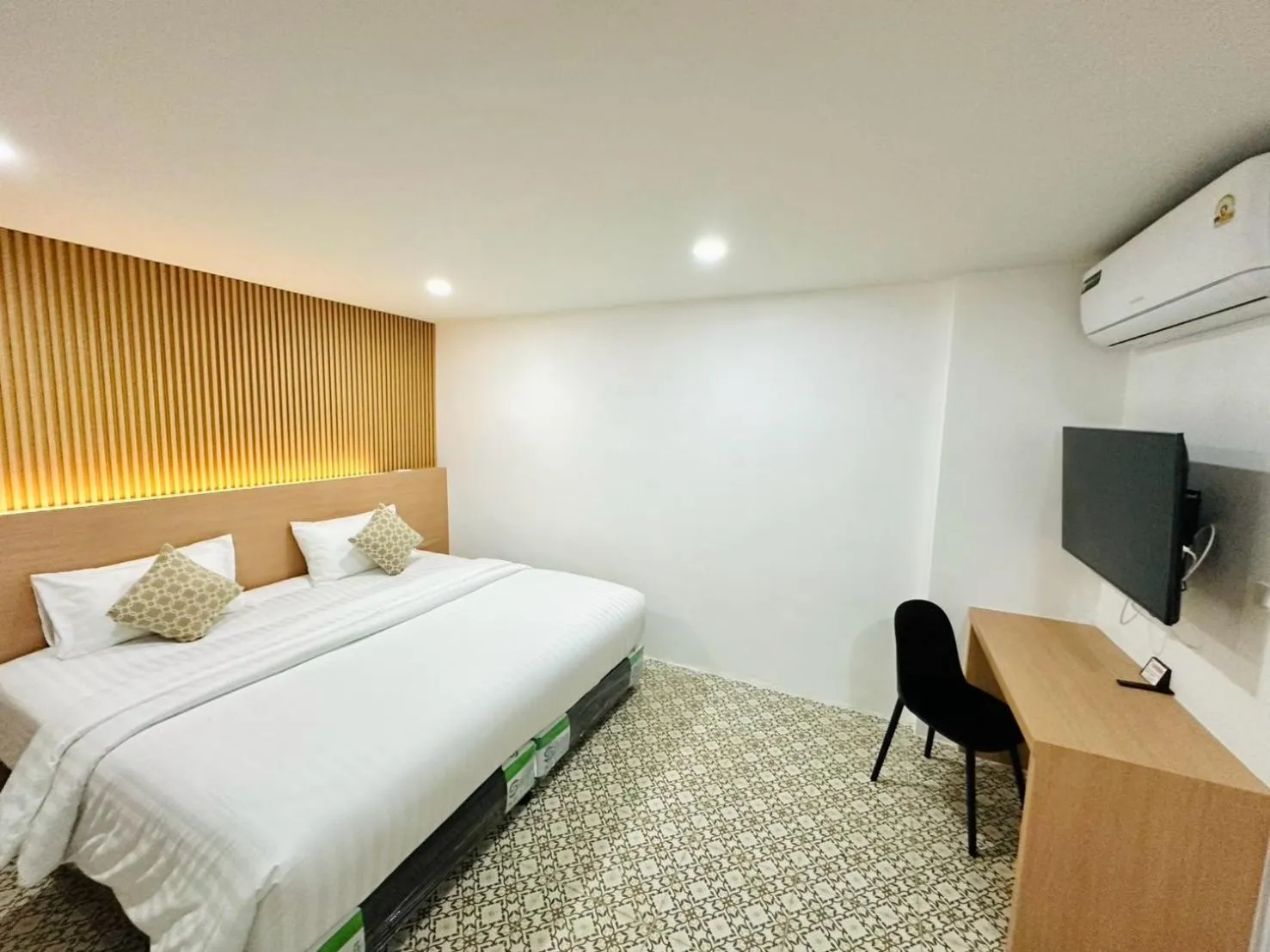 Bedroom, Bed in The Cozy 77