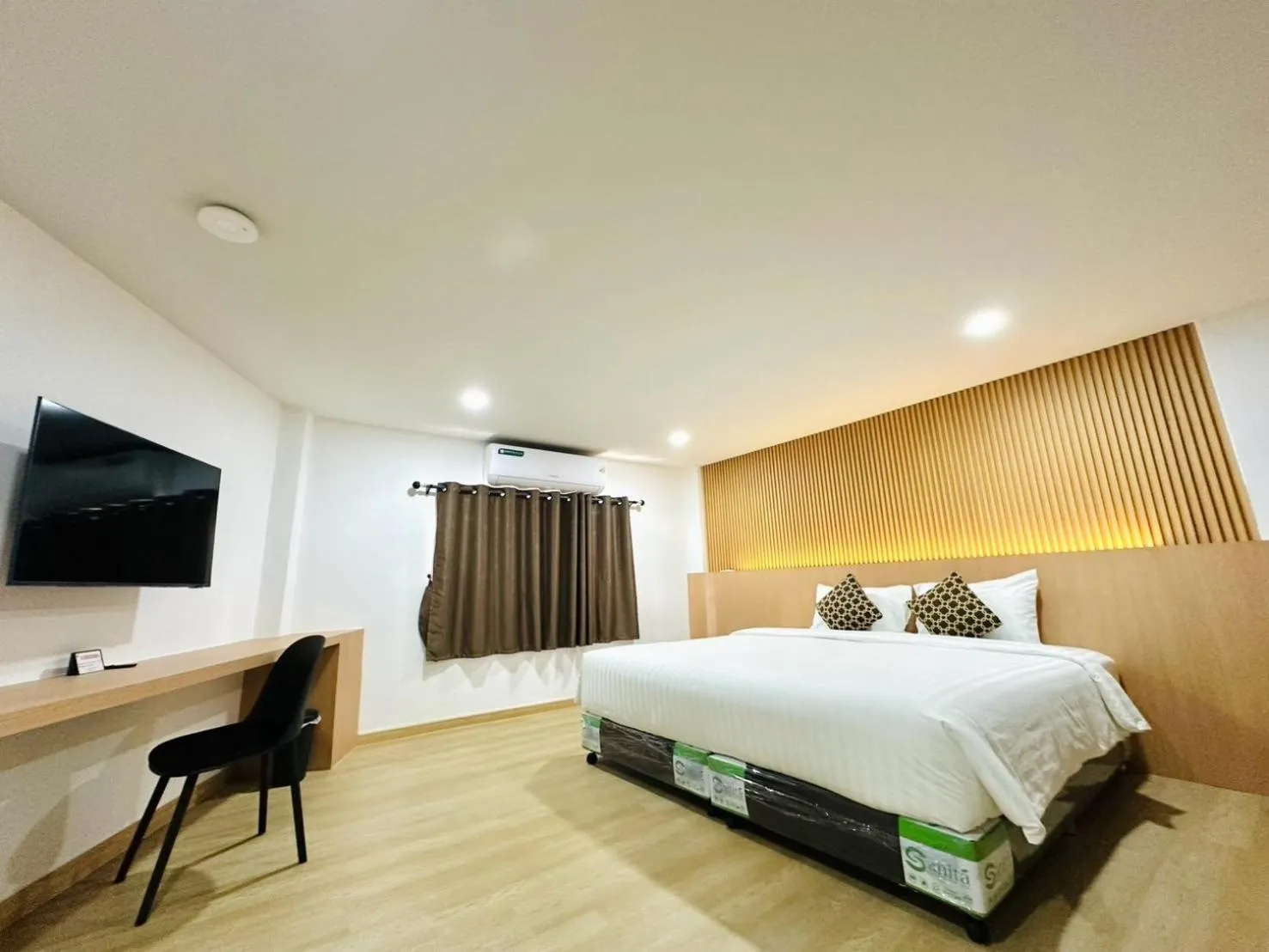 Bedroom, Bed in The Cozy 77