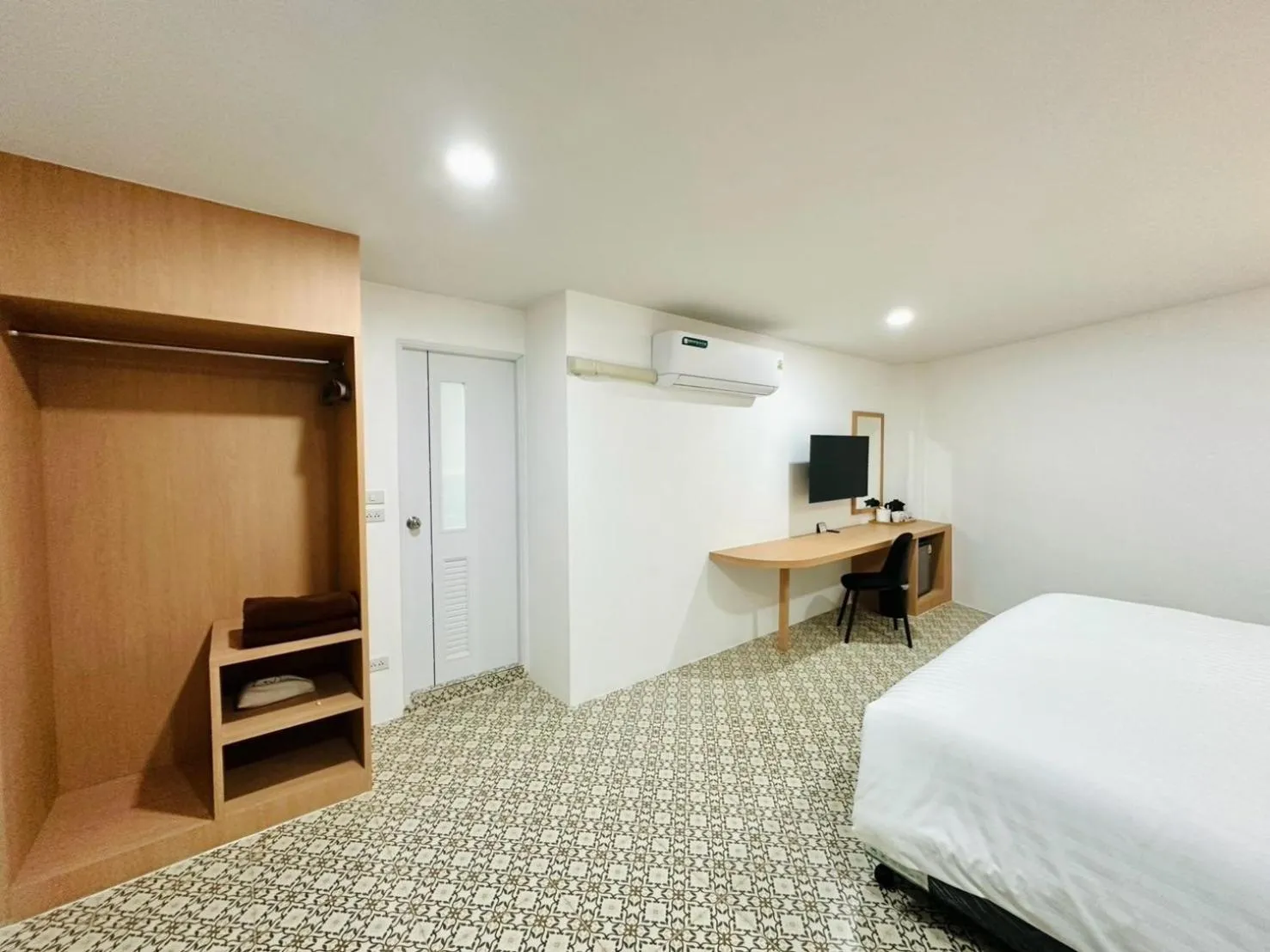 Bedroom, Bed in The Cozy 77