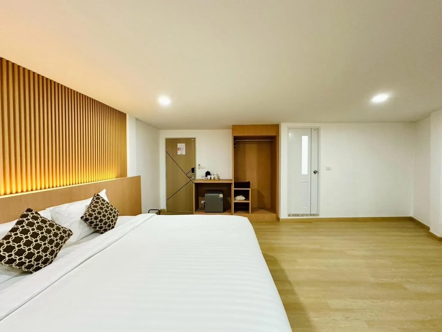 Bedroom, Bed in The Cozy 77