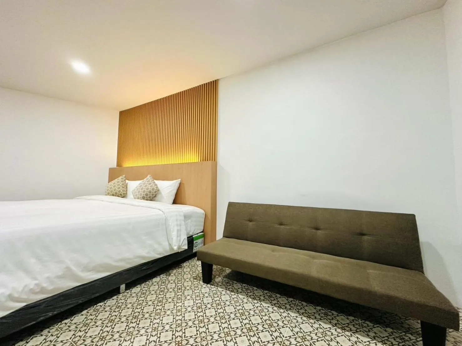 Seating area, Bed in The Cozy 77