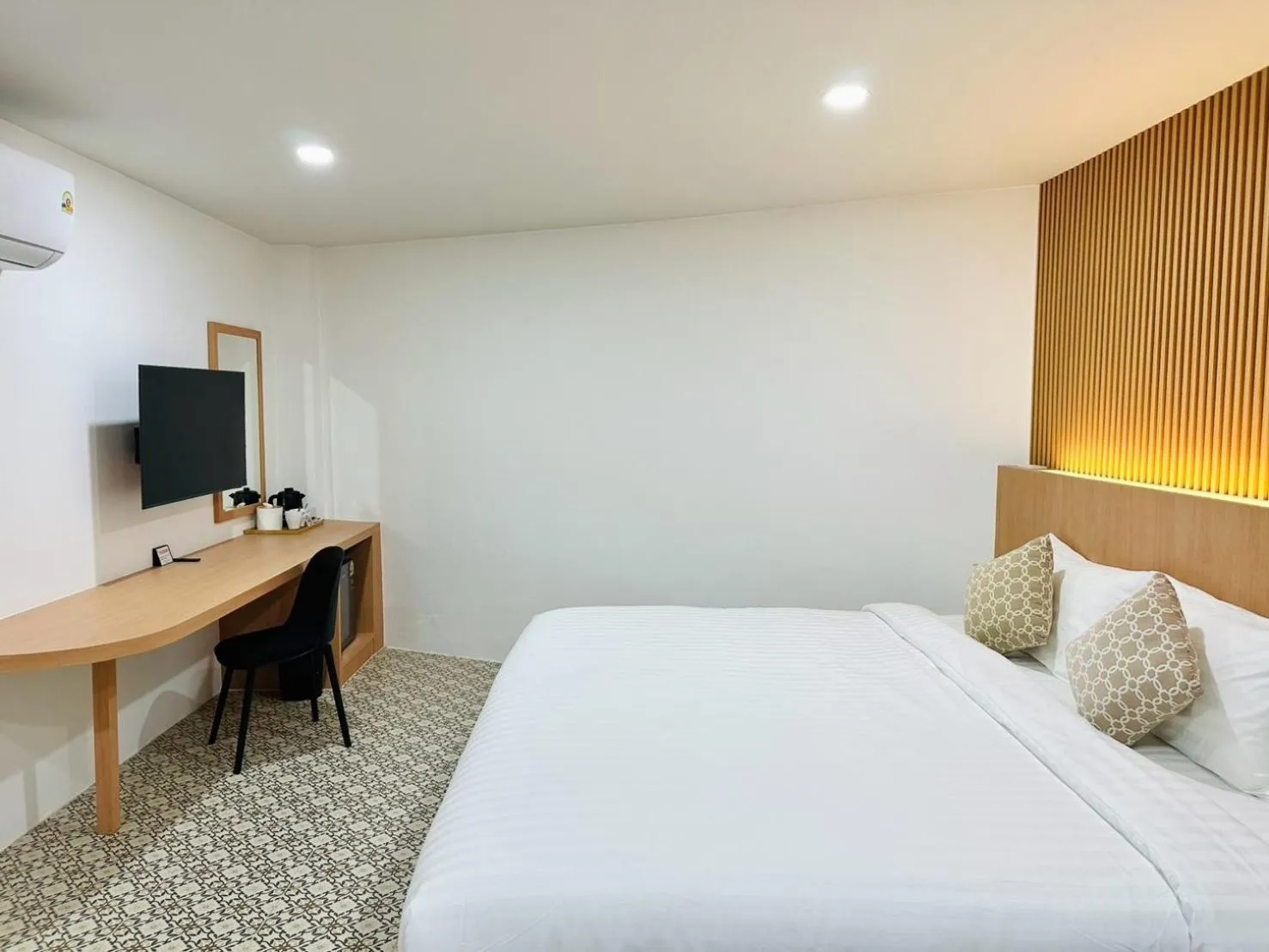 Bedroom, Bed in The Cozy 77