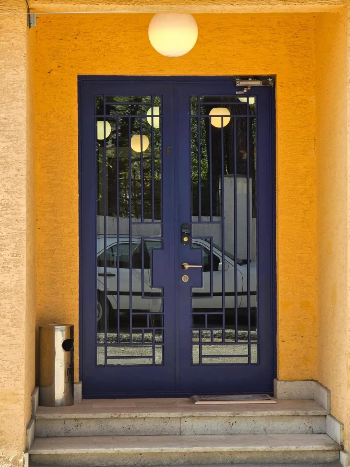 Facade/entrance in Hotel Nutsa in old Tbilisi