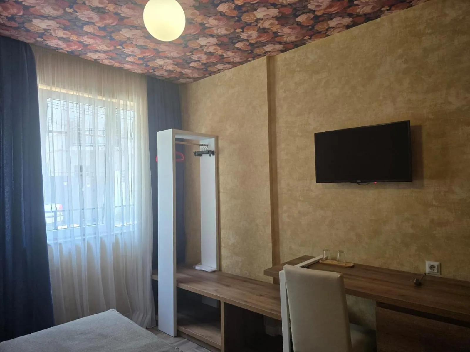 TV and multimedia, Bed in Hotel Nutsa in old Tbilisi