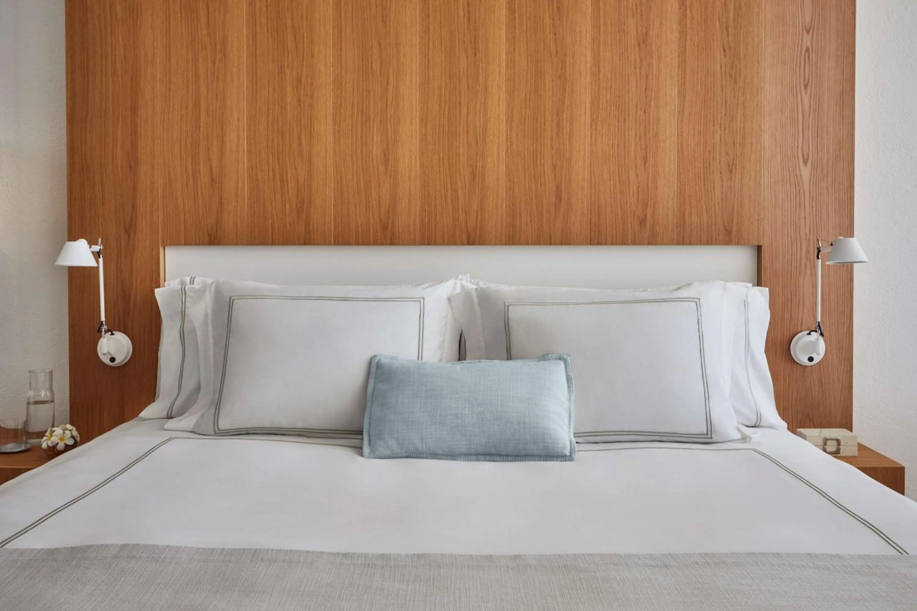 Photo of the whole room, Bed in Viceroy Los Cabos