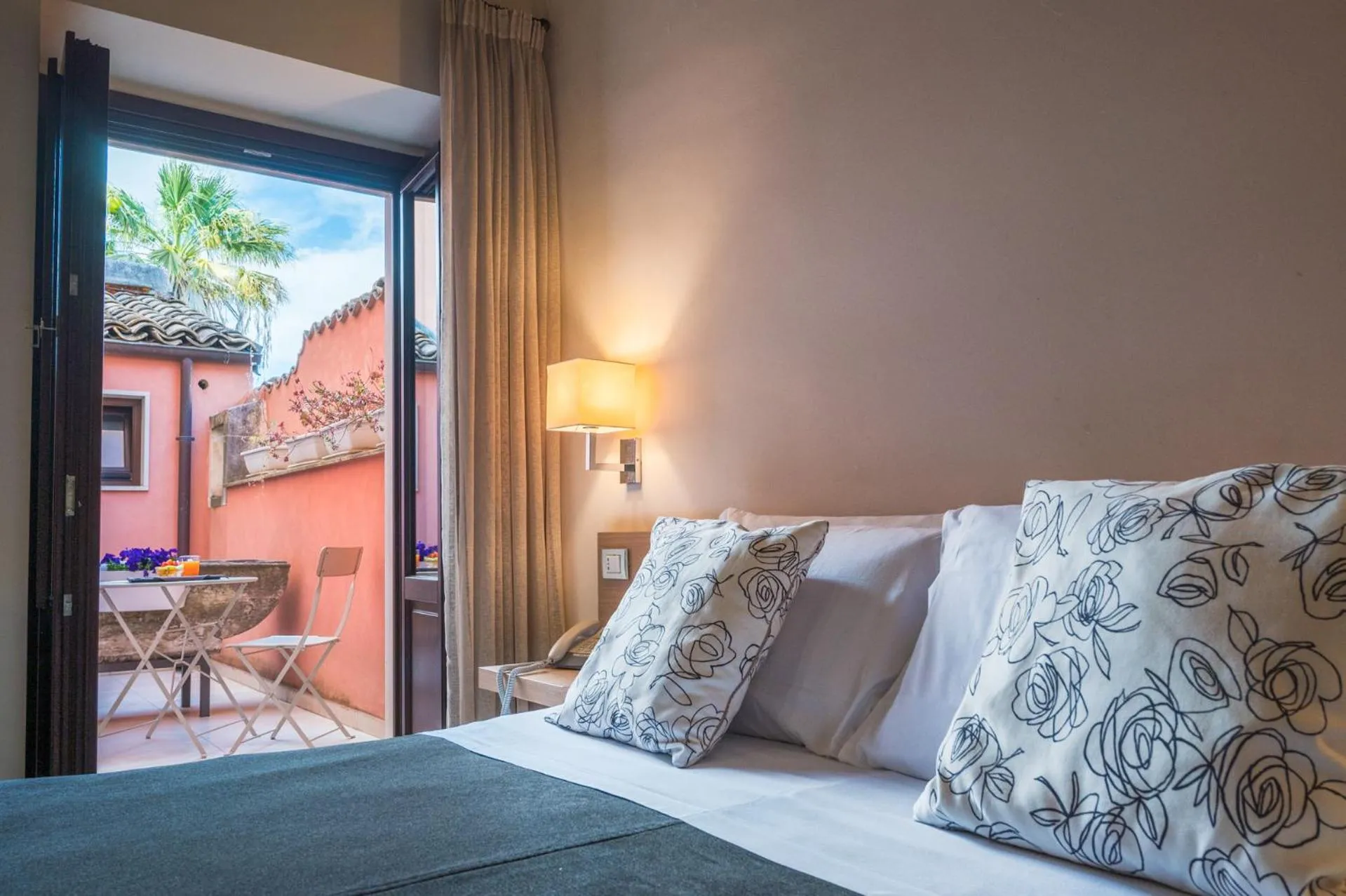 Balcony/Terrace, Bed in Hotel Vittorio Veneto