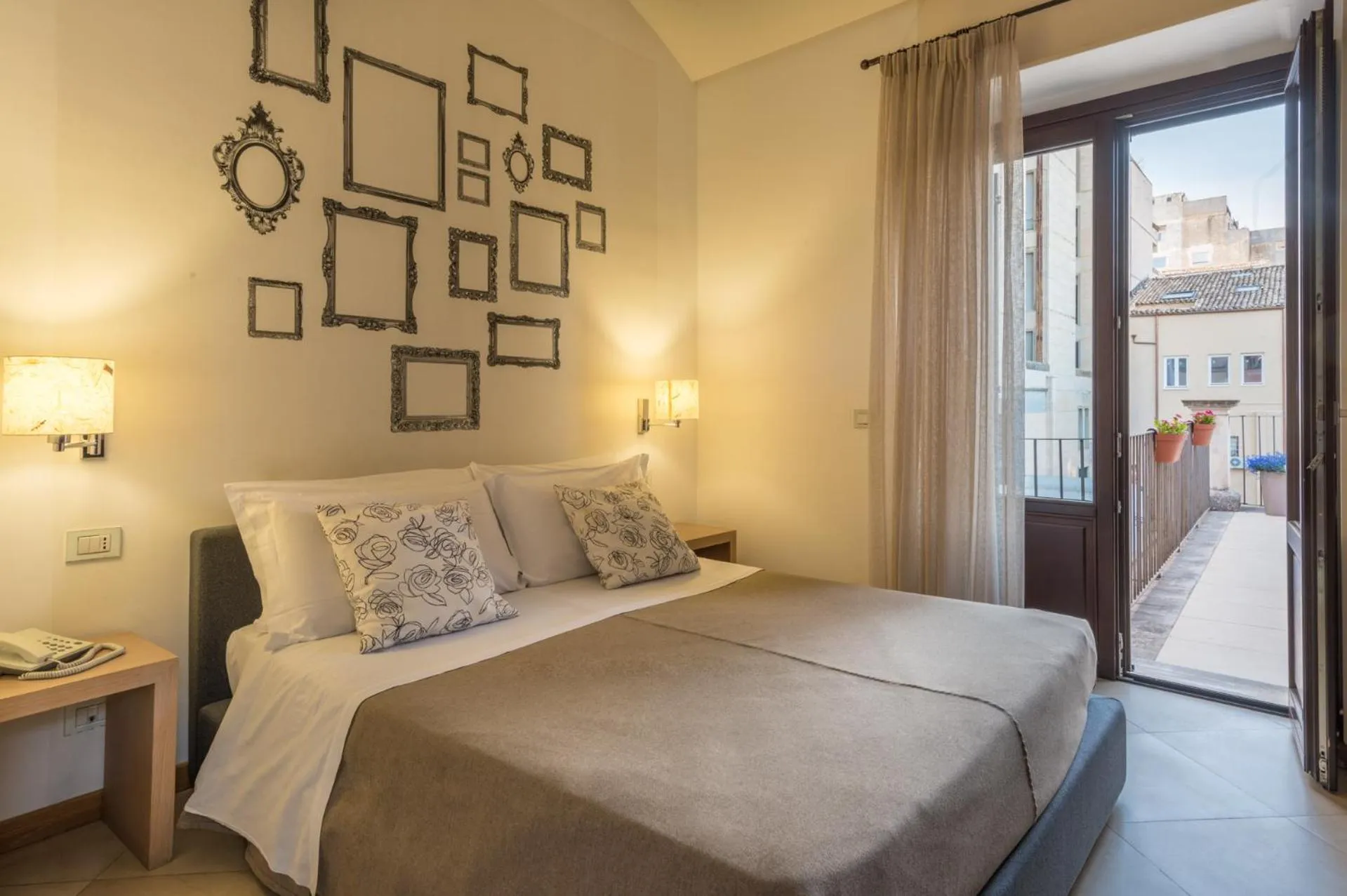 View (from property/room), Bed in Hotel Vittorio Veneto