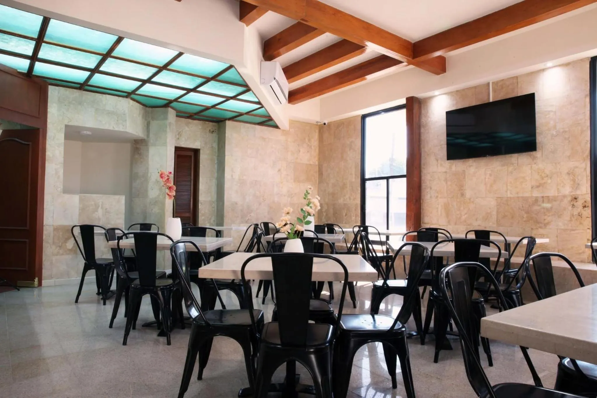 Restaurant/places to eat in Hotel Grand Lion