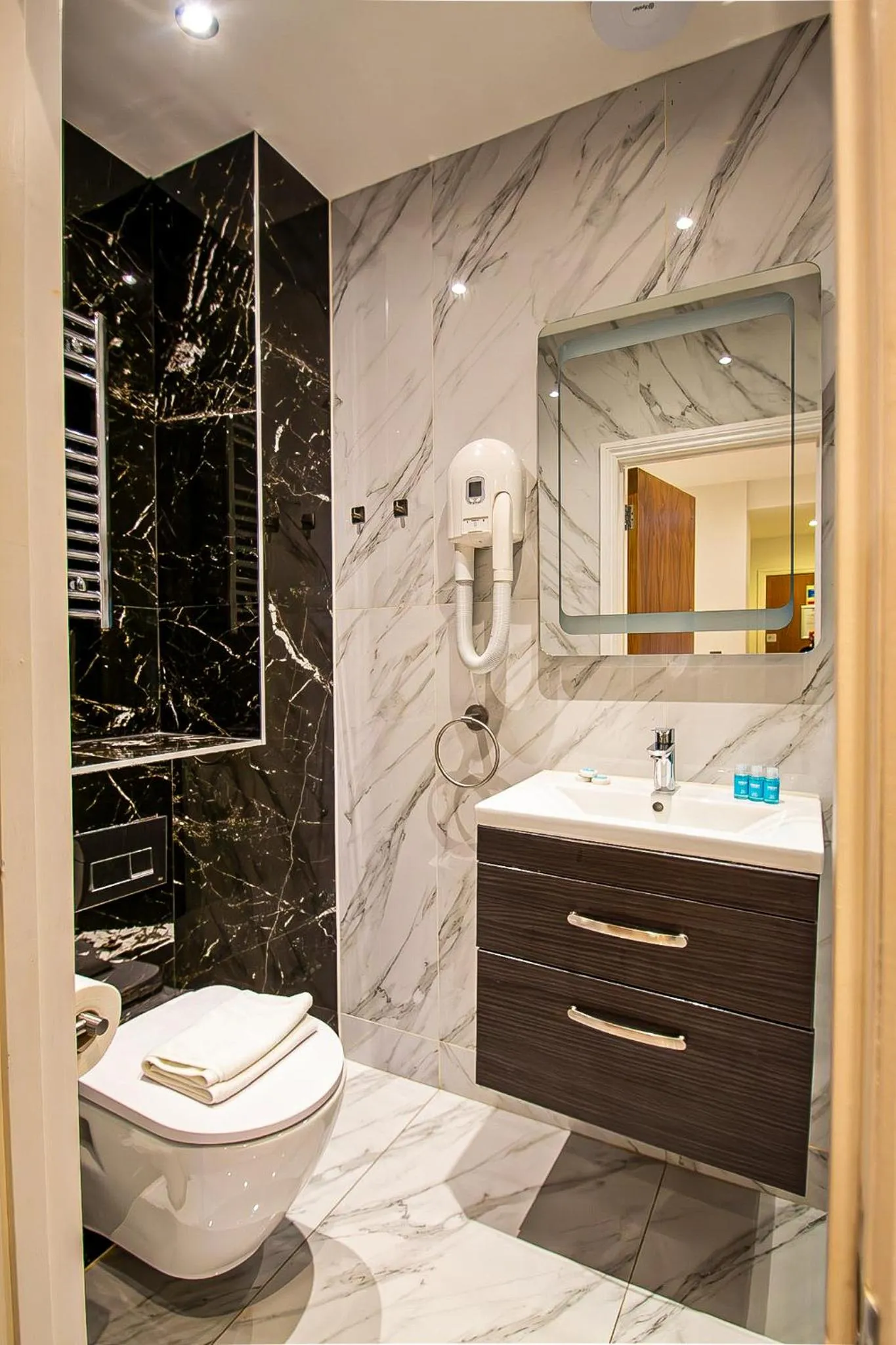 Toilet in Hyde Park Superior Apartments