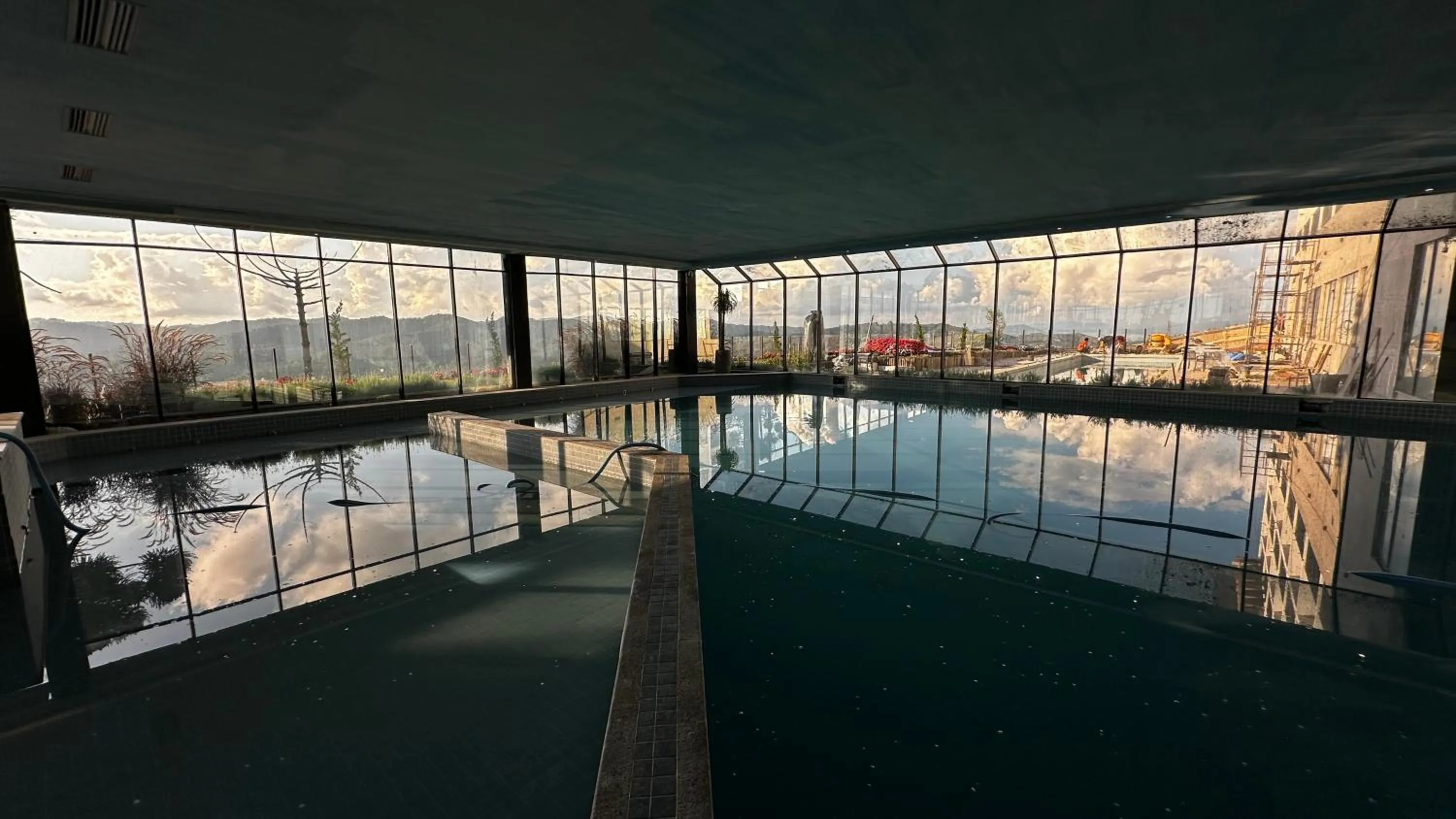 Pool view in Gran Paradiso Campos do Jordão By Ventura OFICIAL