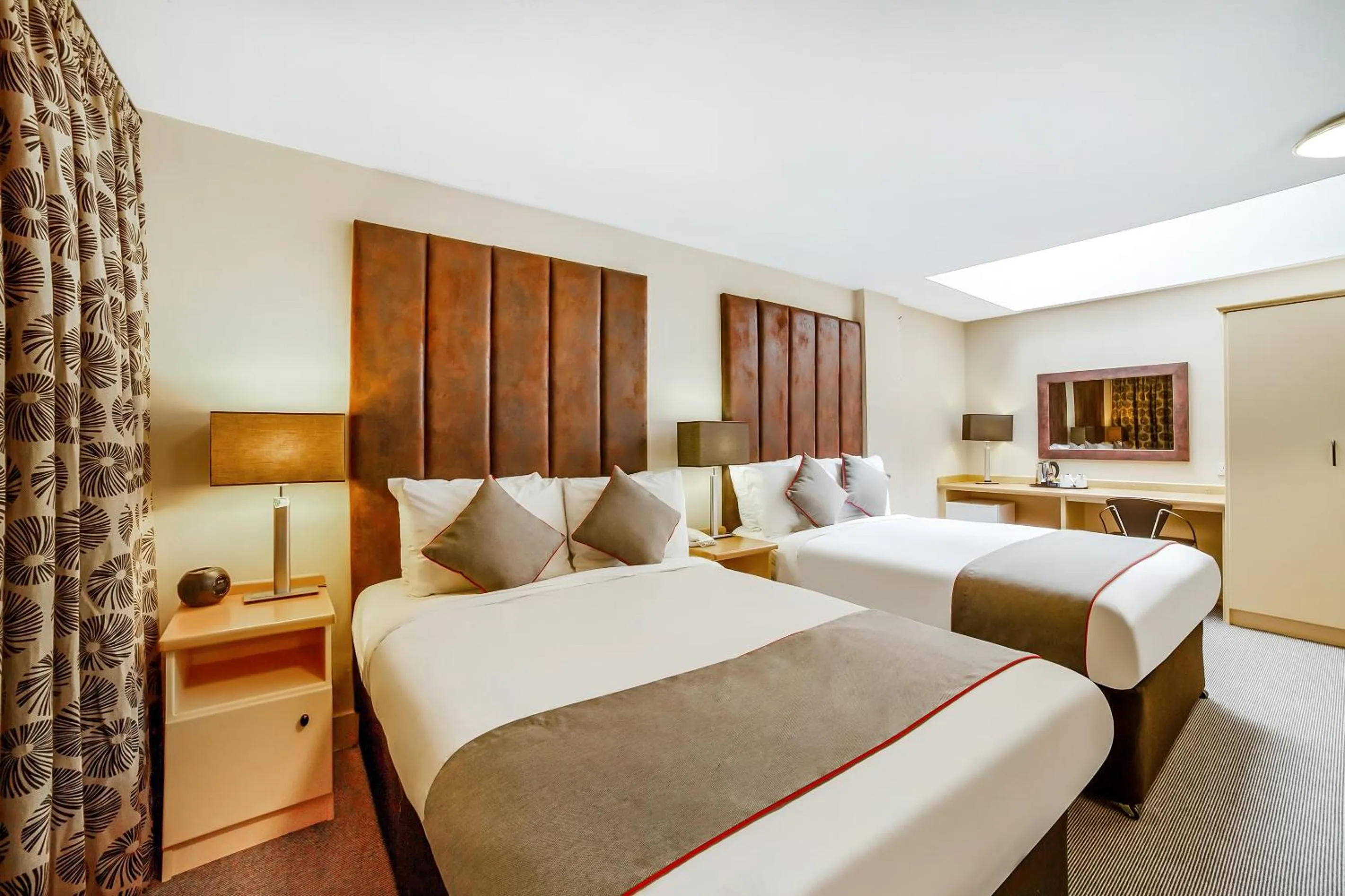 Bedroom, Bed in Brentwood Aberdeen City Centre near Union Street