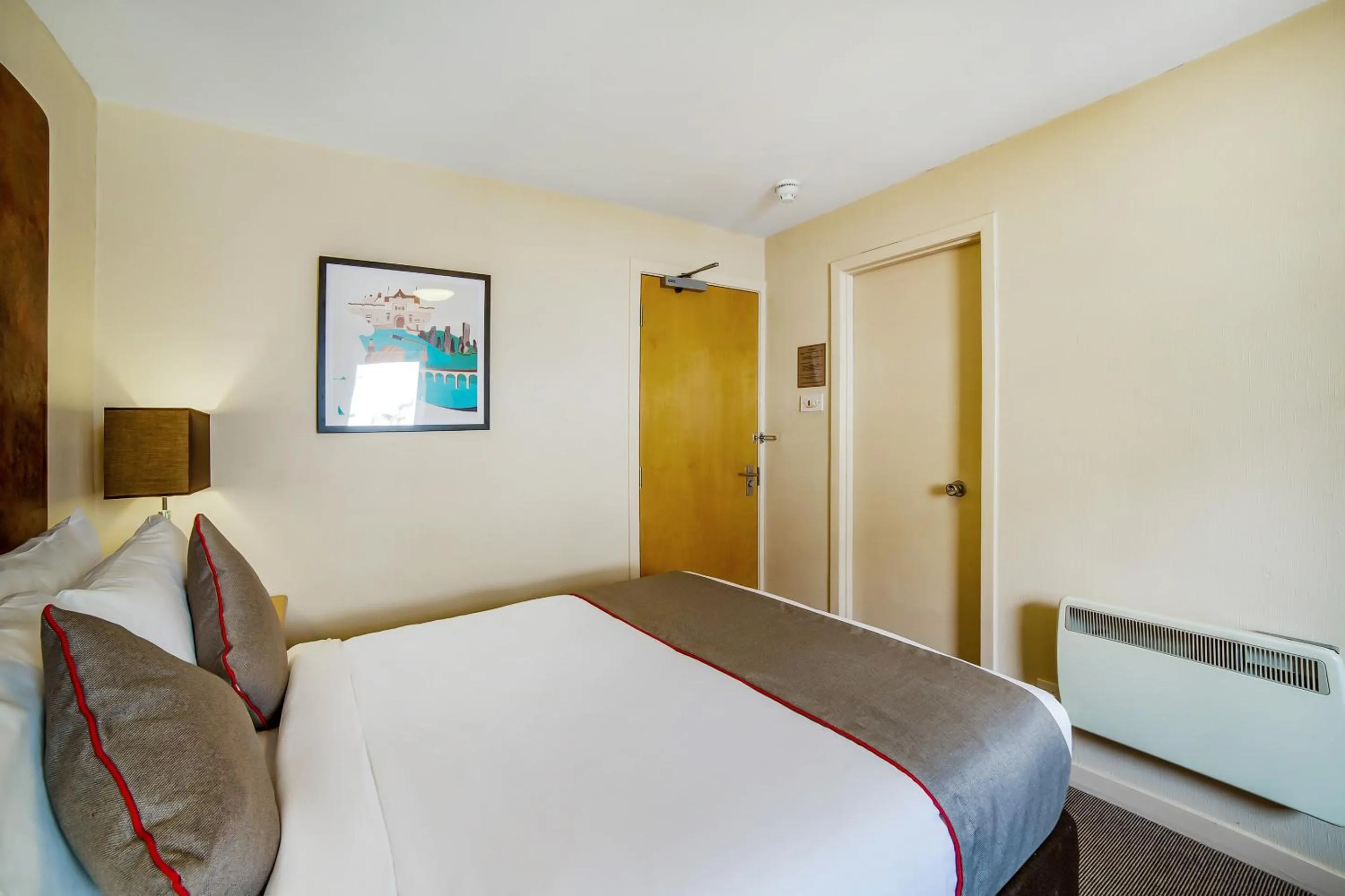 Bedroom, Bed in Brentwood Aberdeen City Centre near Union Street