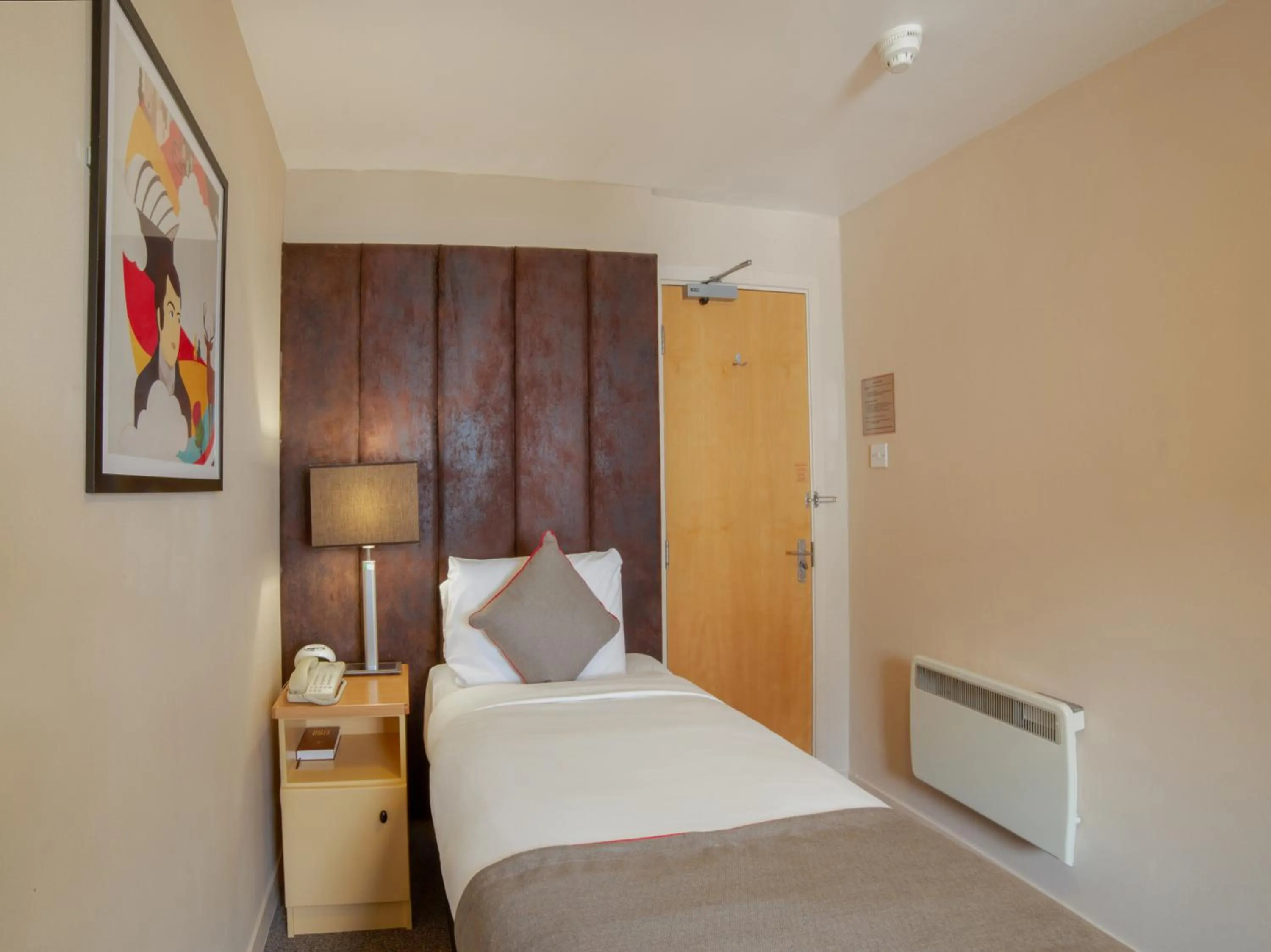 Bedroom, Bed in Brentwood Aberdeen City Centre near Union Street