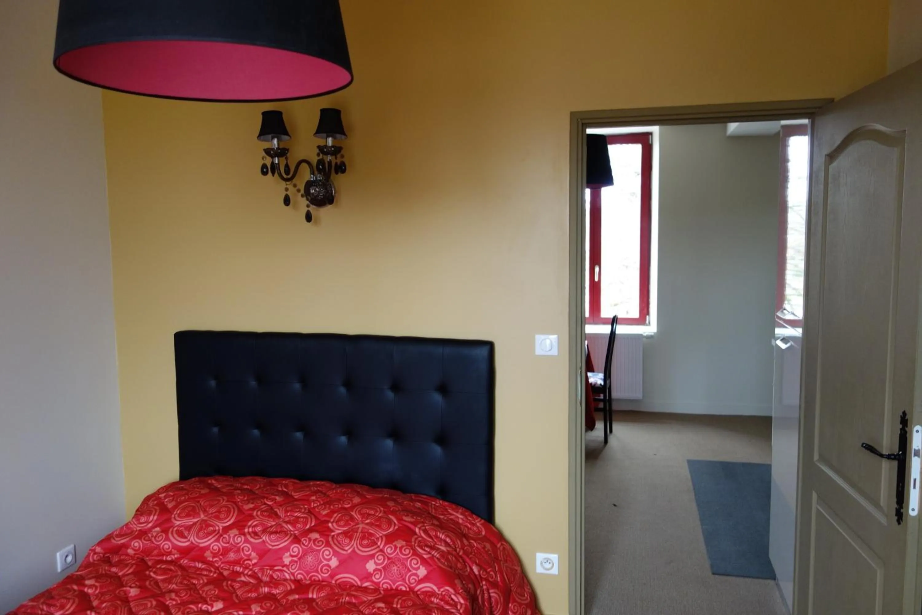 Photo of the whole room, Bed in Le Fauverney Lodge