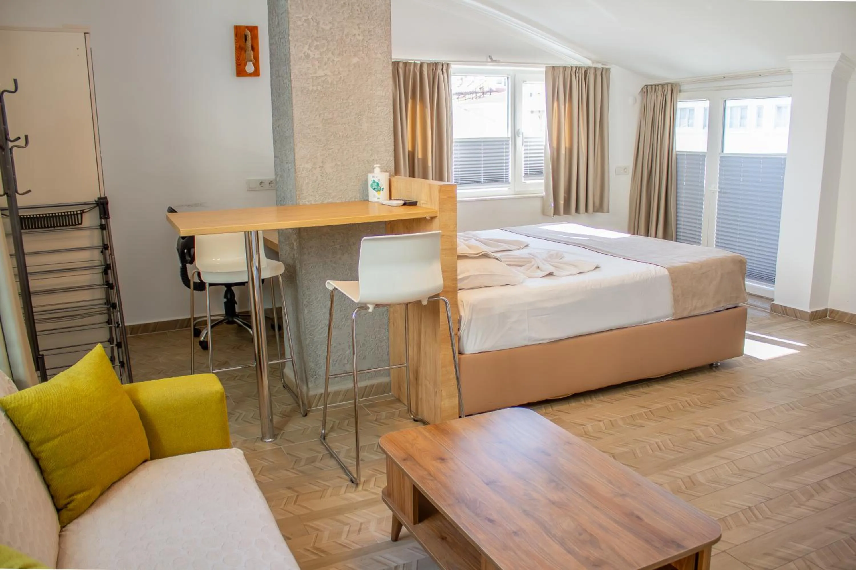 Photo of the whole room, Bed in Güden-Pearl