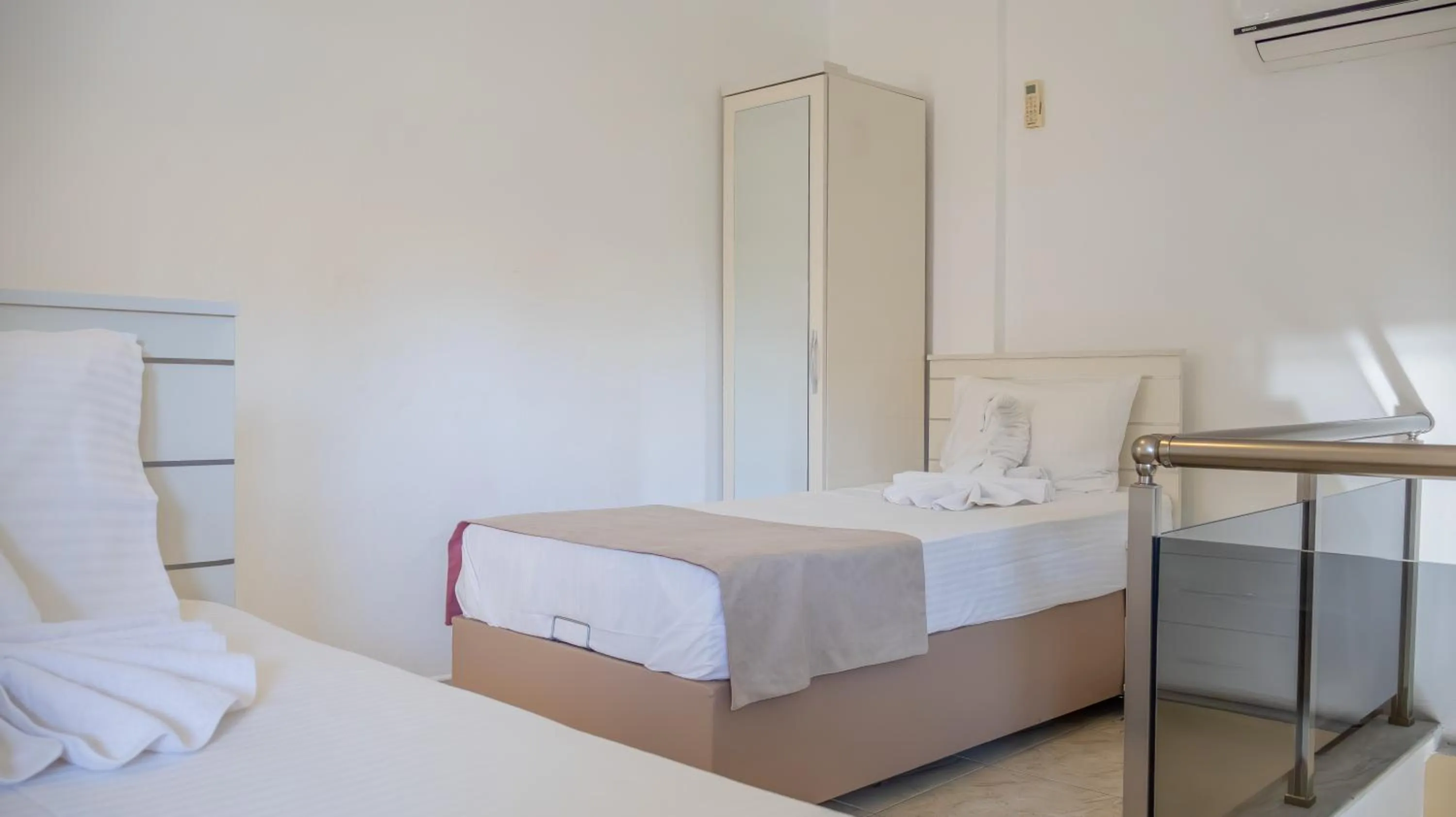 Bedroom, Bed in Güden-Pearl