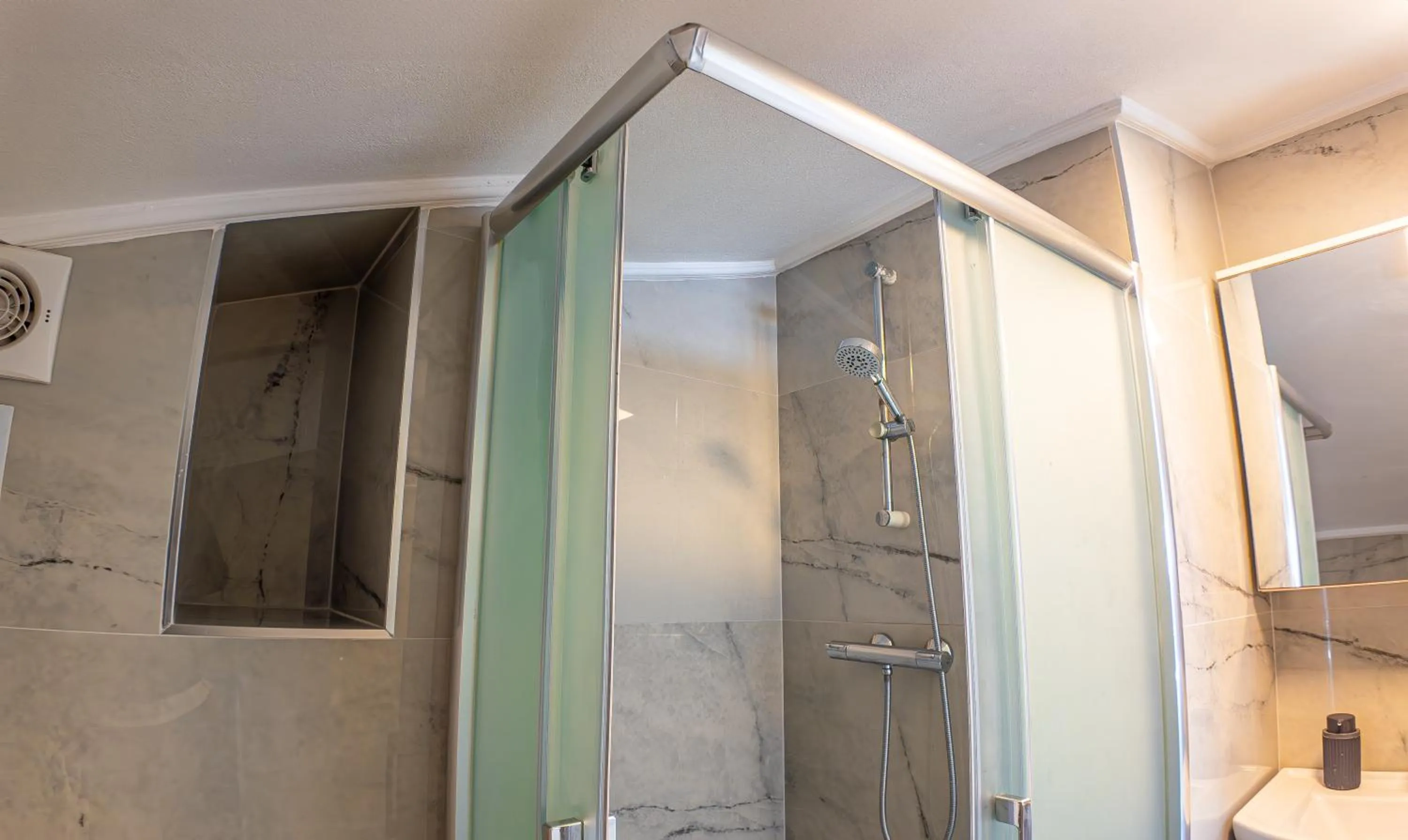 Shower in Güden-Pearl