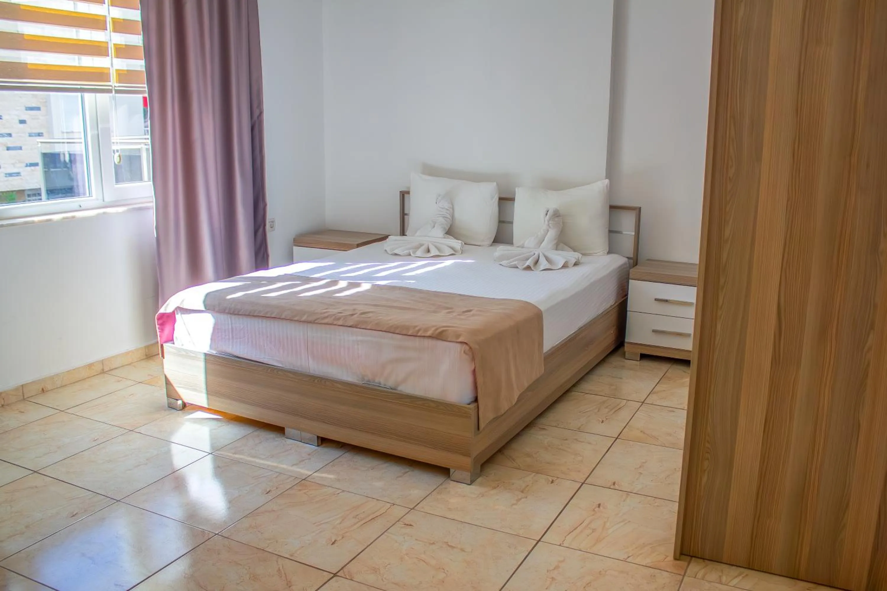 Bedroom, Bed in Güden-Pearl