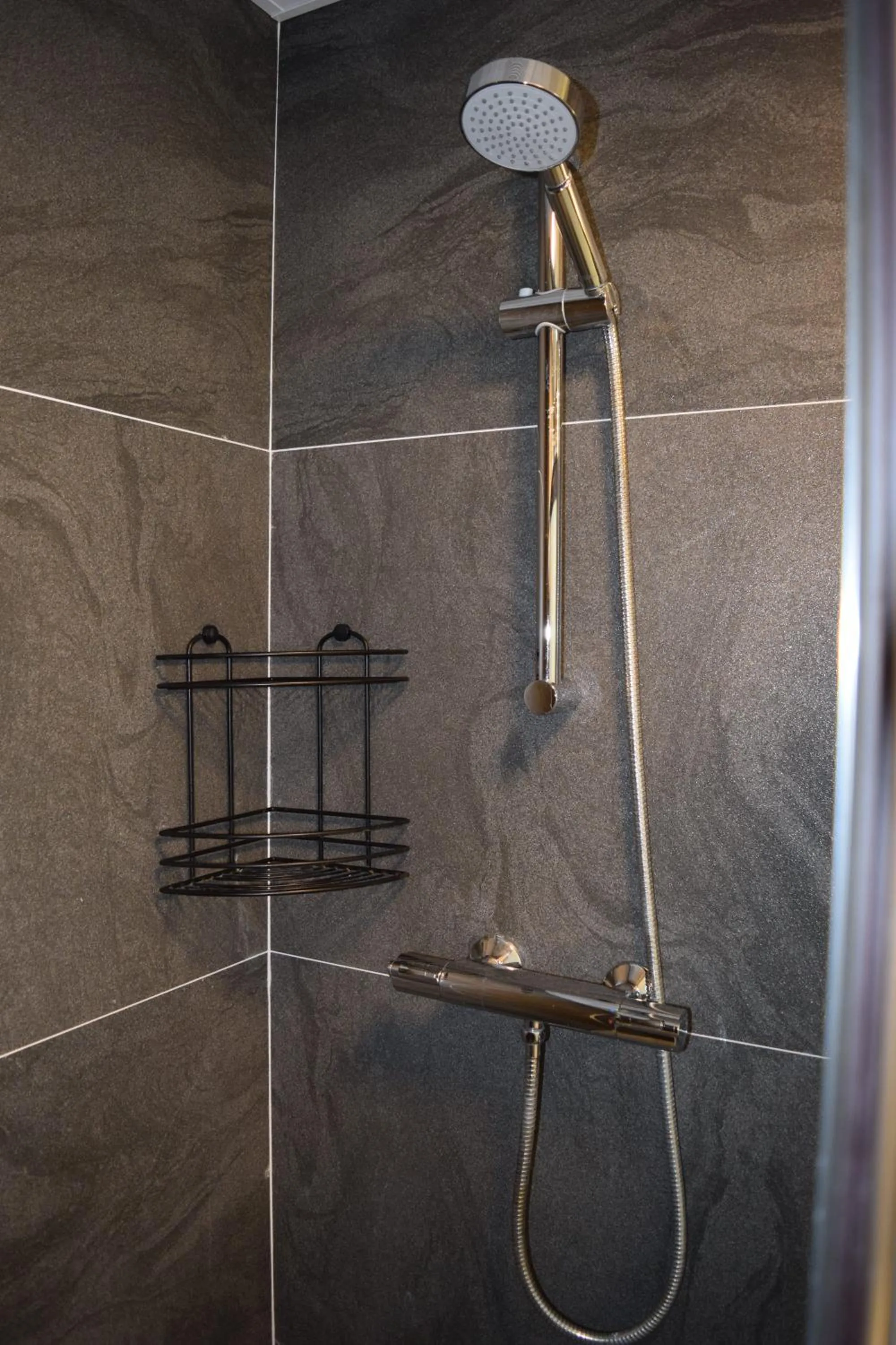 Shower in Güden-Pearl