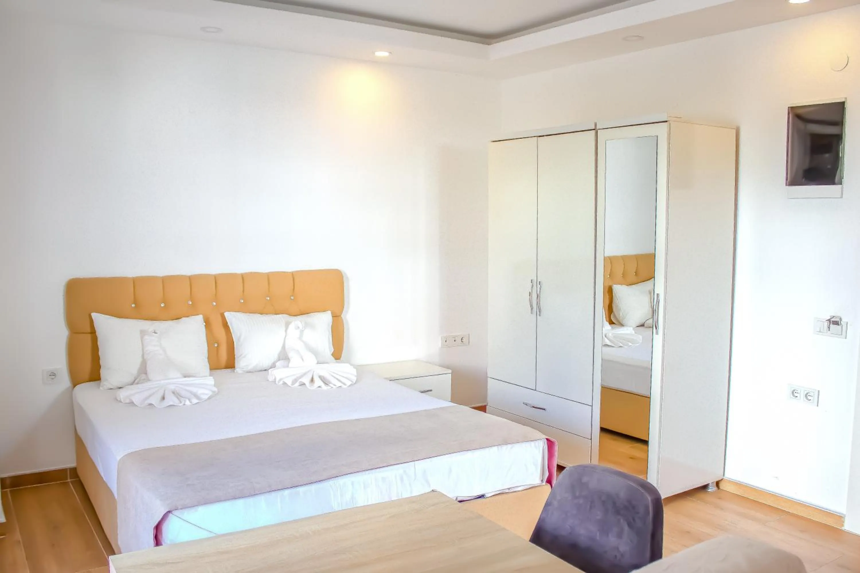 Photo of the whole room, Bed in Güden-Pearl