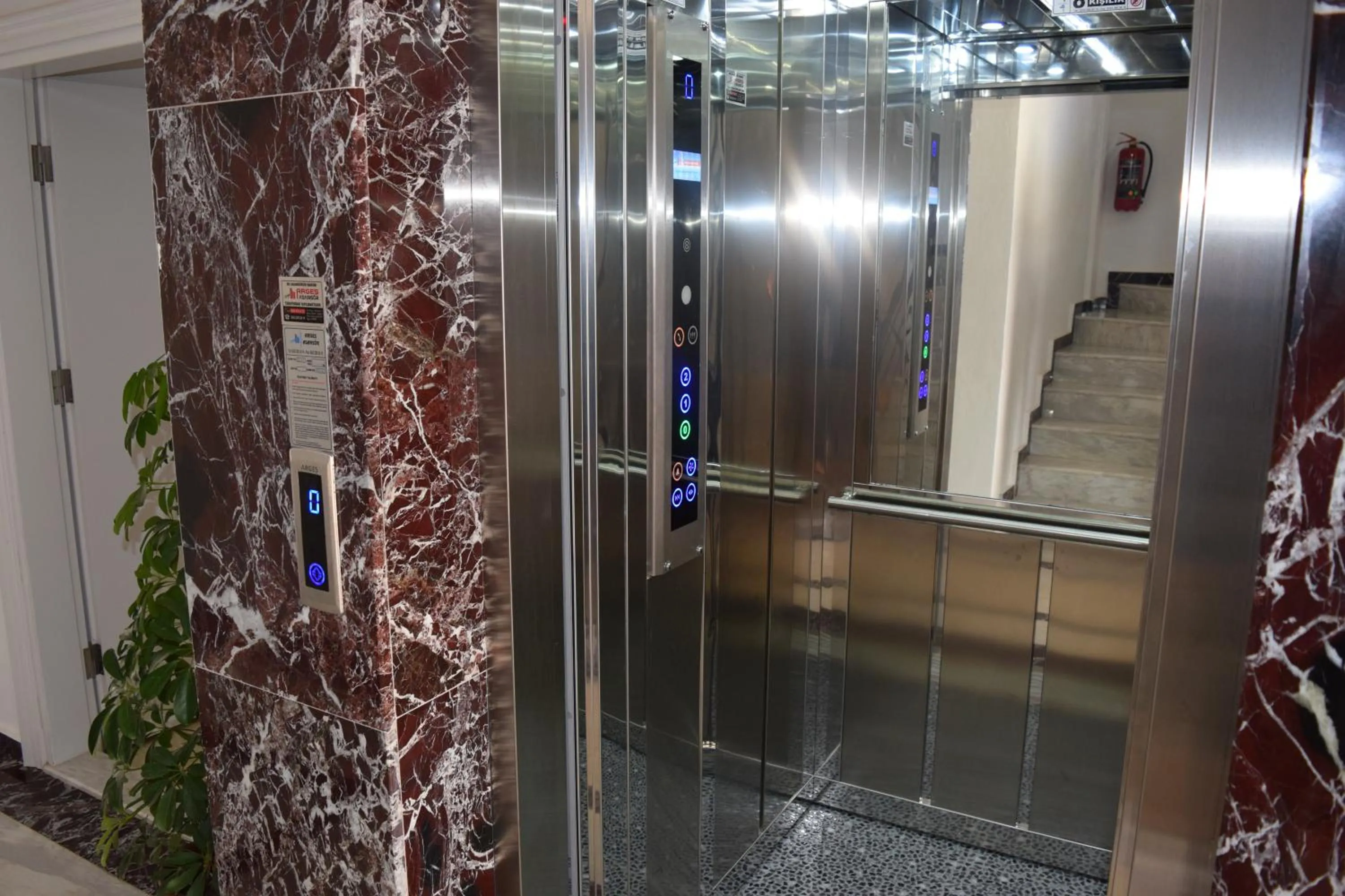 elevator in Güden-Pearl