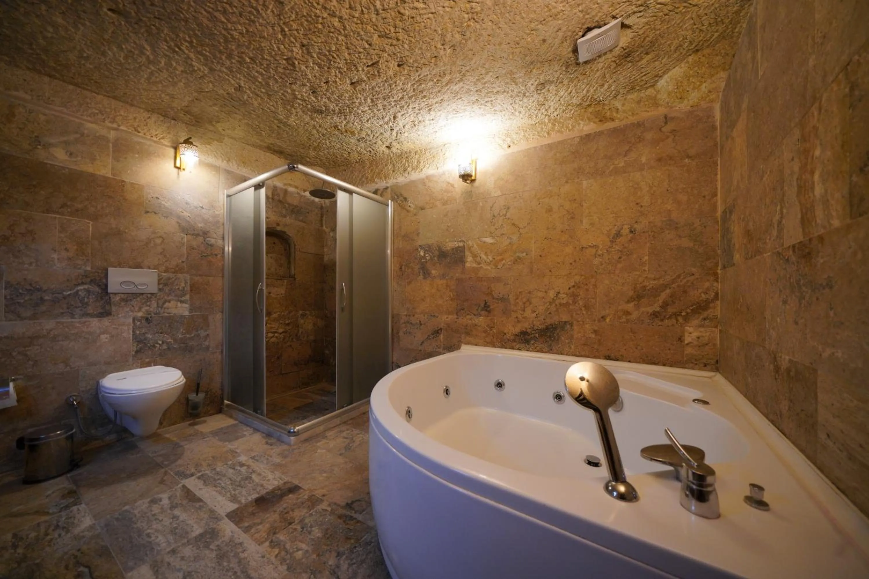 Shower in Emit Cave Hotel