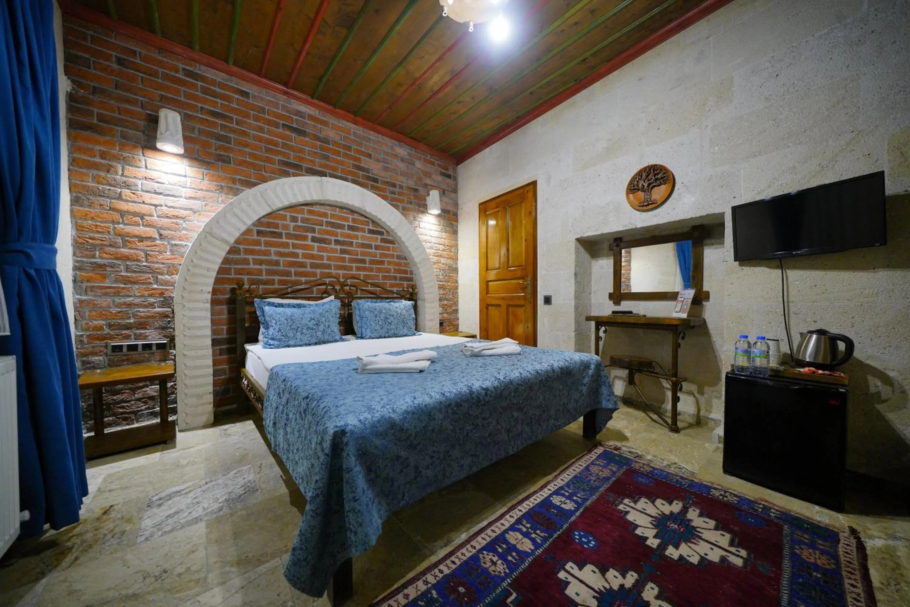 Photo of the whole room, Bed in Emit Cave Hotel