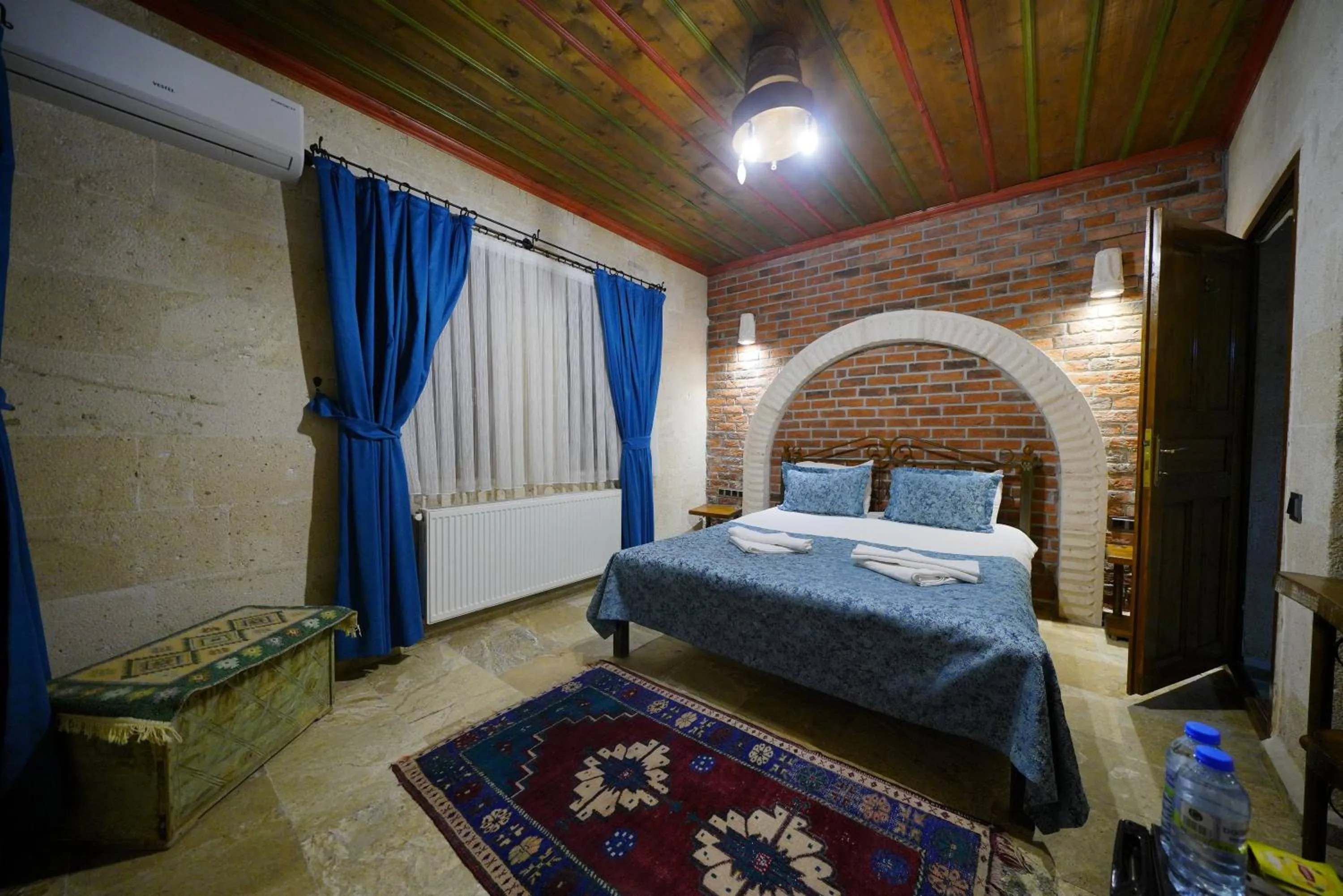 Photo of the whole room, Bed in Emit Cave Hotel