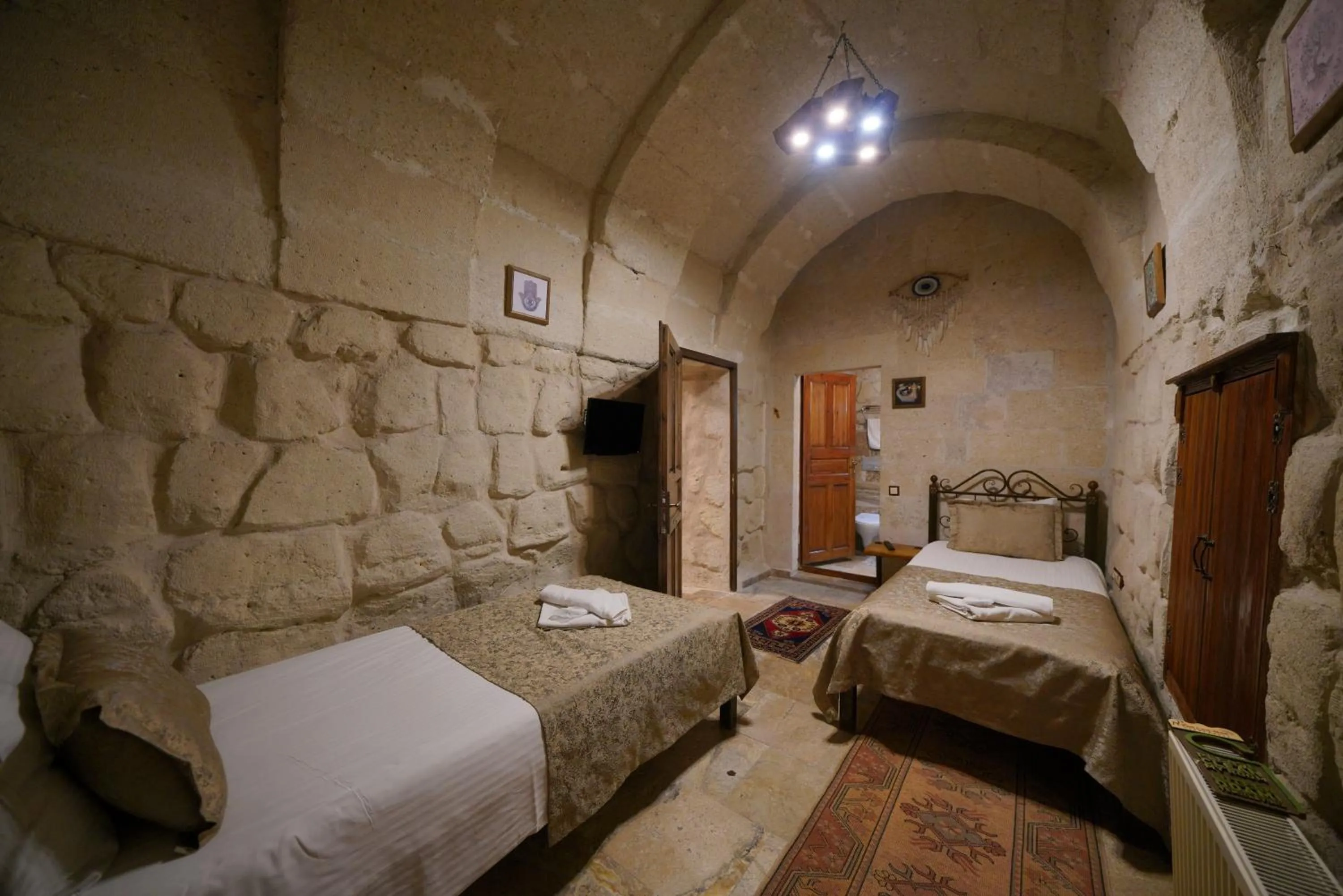 Photo of the whole room, Bed in Emit Cave Hotel