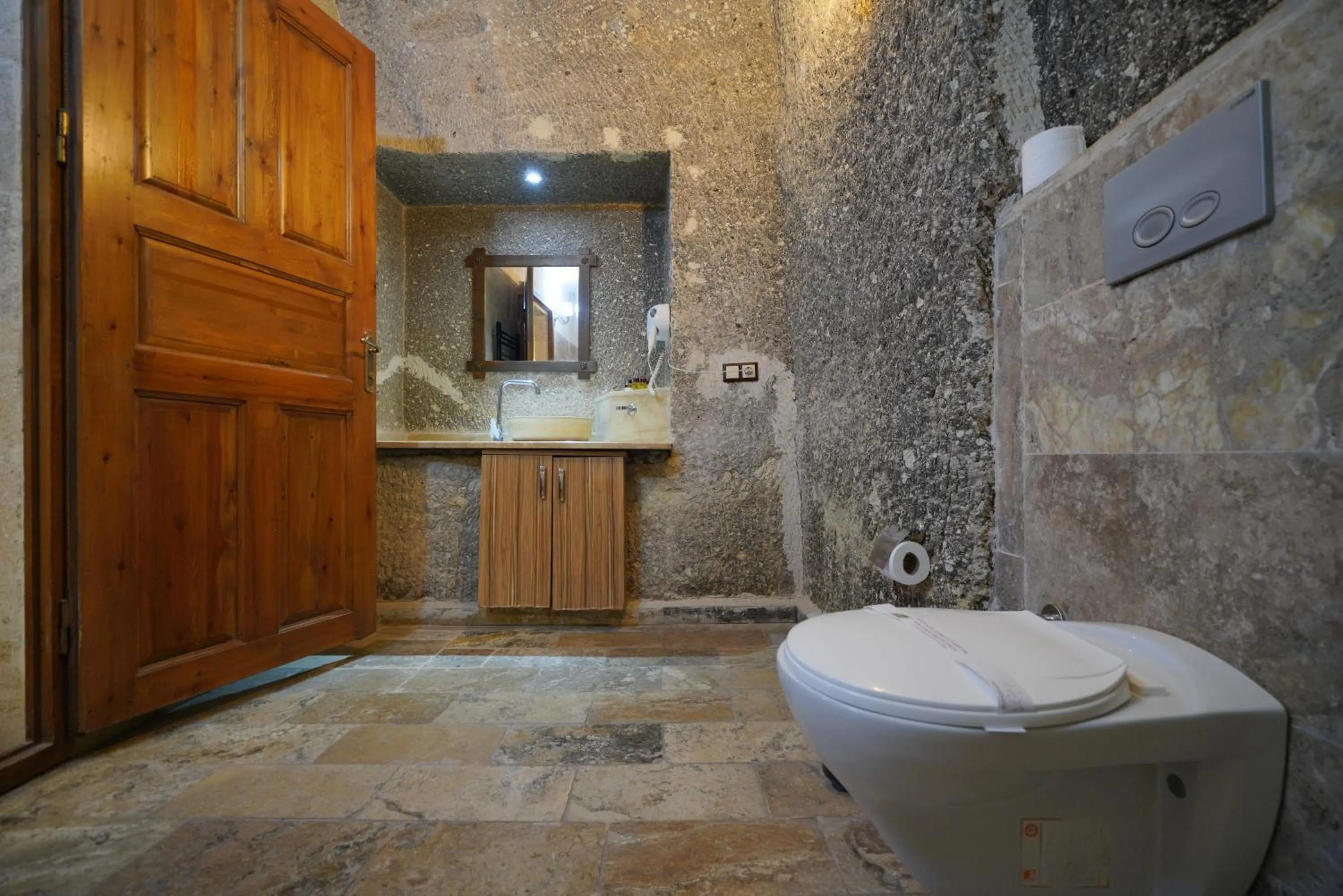 Toilet in Emit Cave Hotel