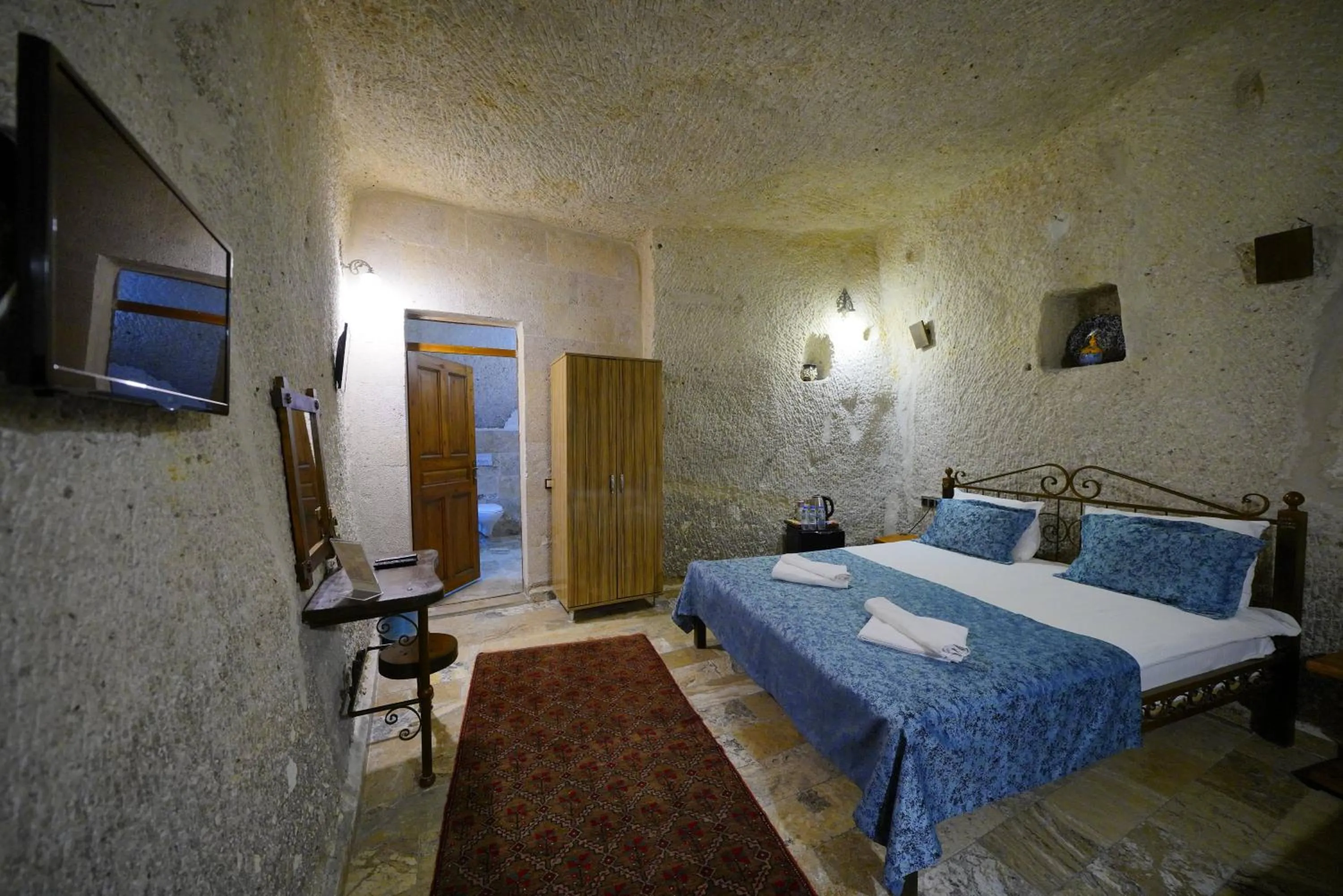 Photo of the whole room, Bed in Emit Cave Hotel