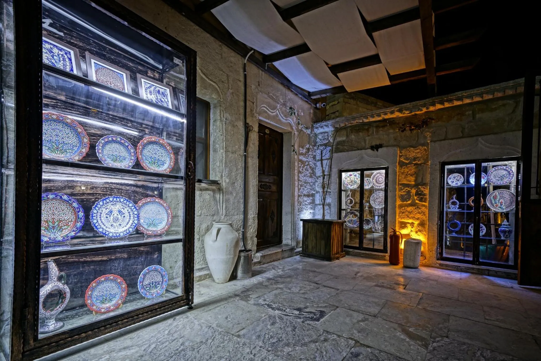 On-site shops in Emit Cave Hotel