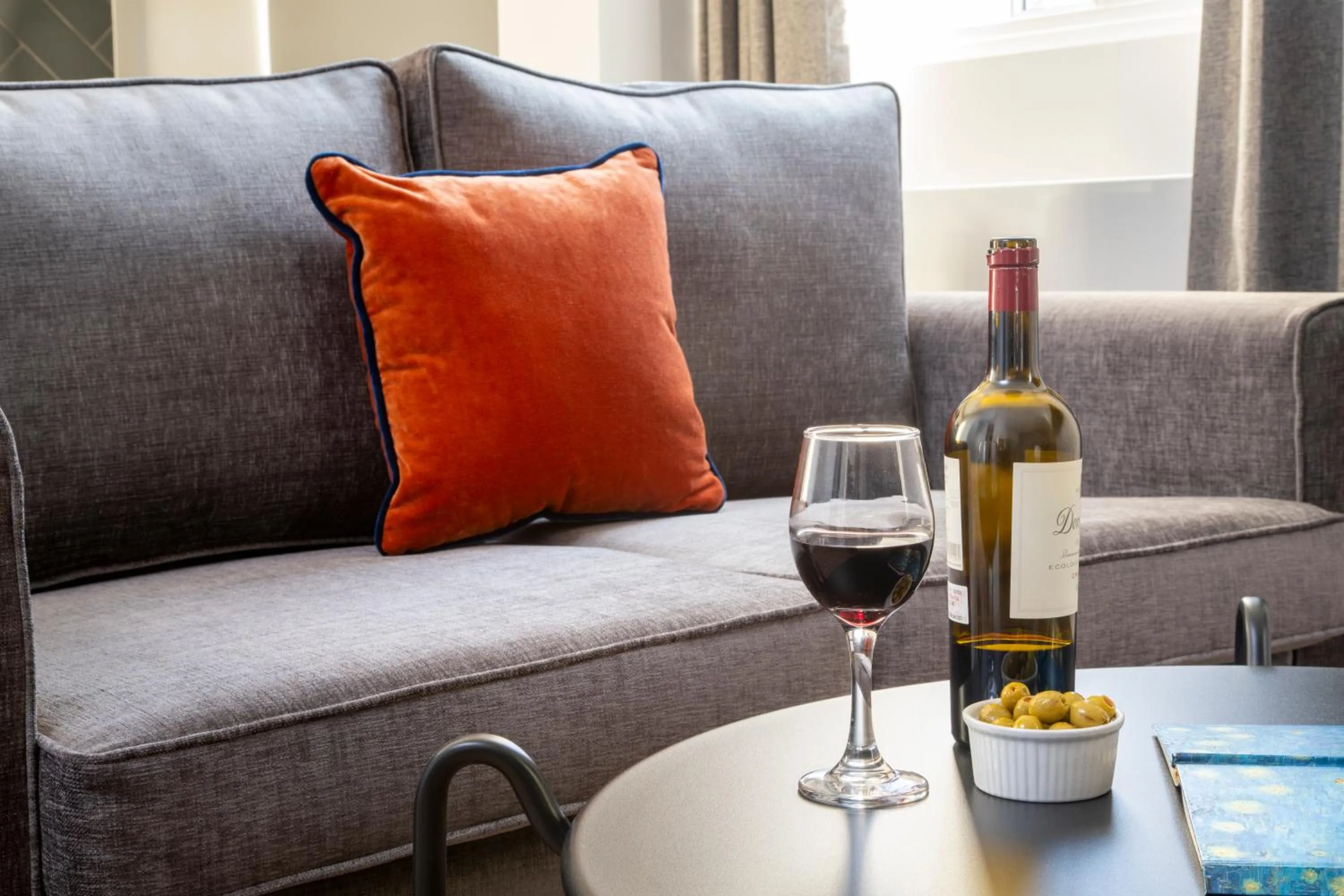 Living room in Station Suites Aparthotel