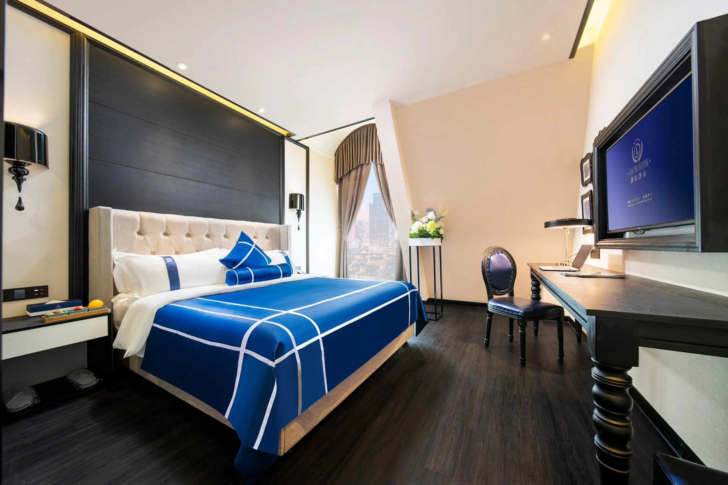 Photo of the whole room, Bed in LanOu hotel