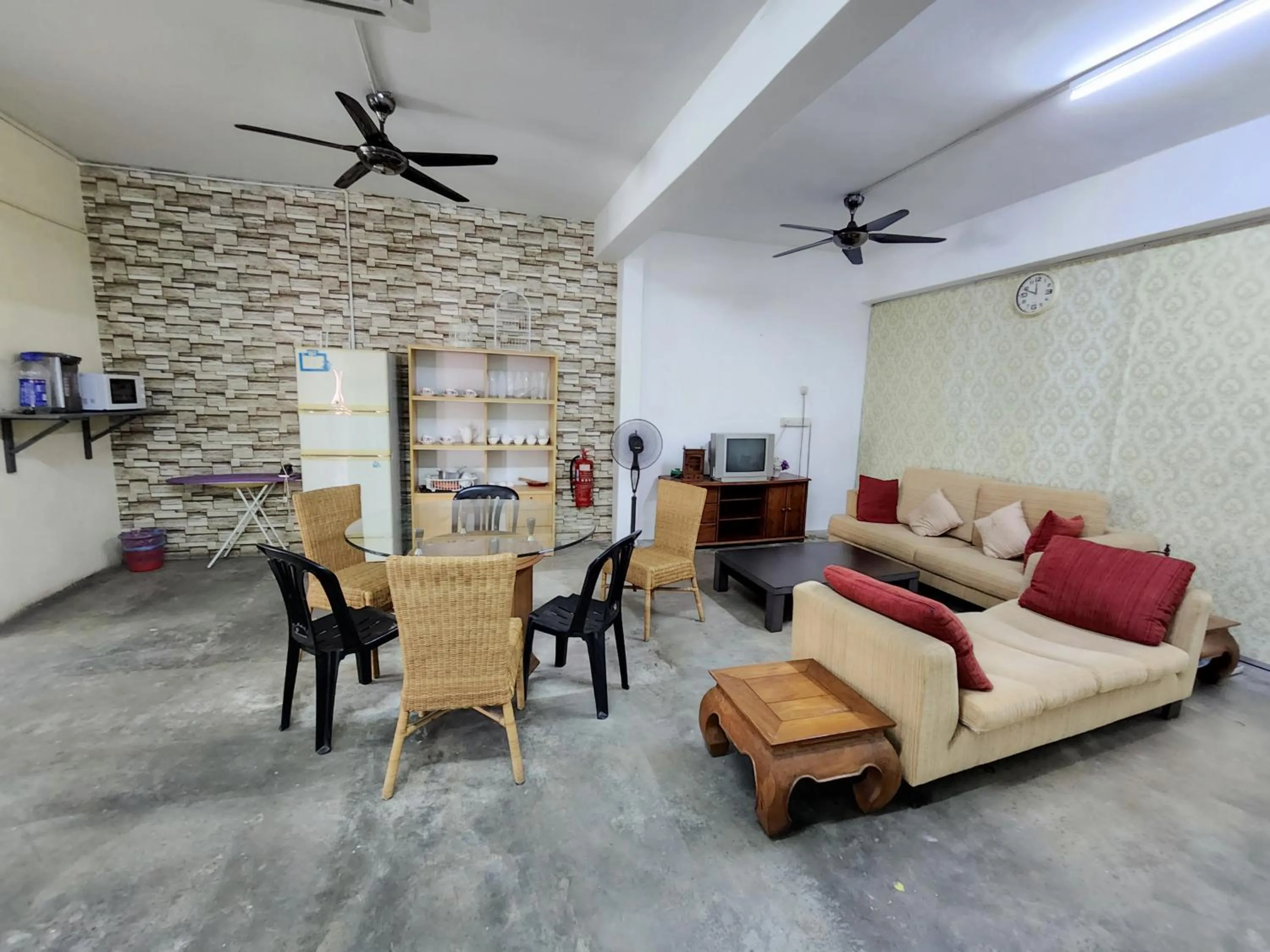 Communal lounge/ TV room in Vintage Inn