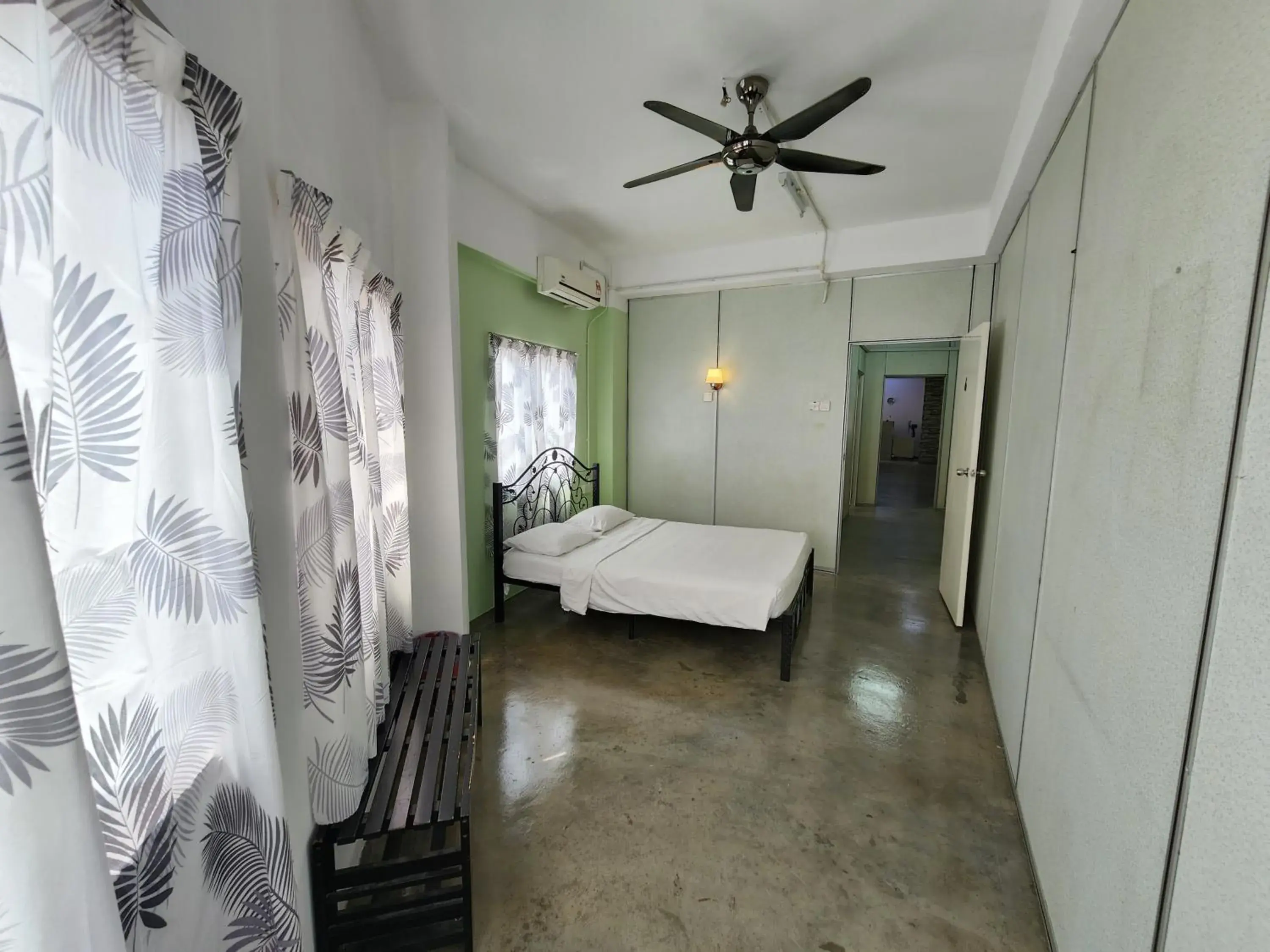 Queen Room with Shared Bathroom in Vintage Inn Queen Room with Shared Bathroom in Vintage Inn