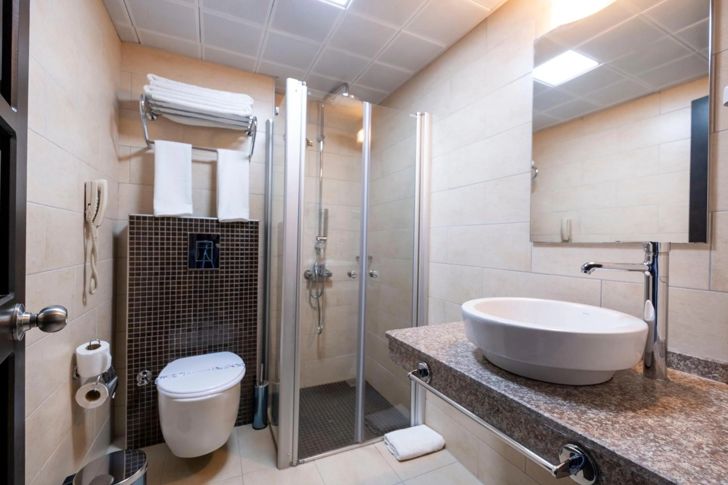 Shower in Parador Sky Hotel All Inclusive