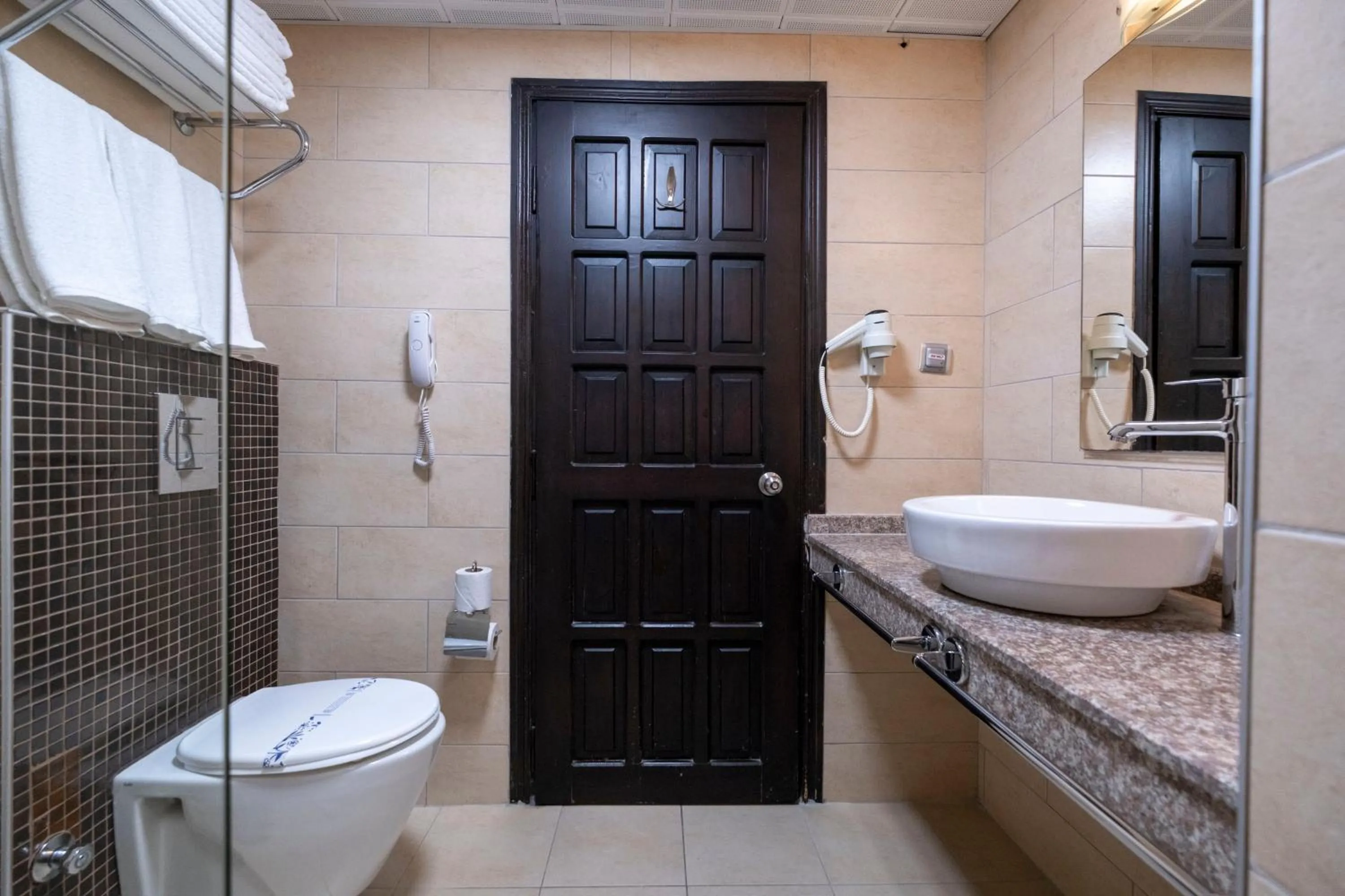 Toilet in Parador Sky Hotel All Inclusive