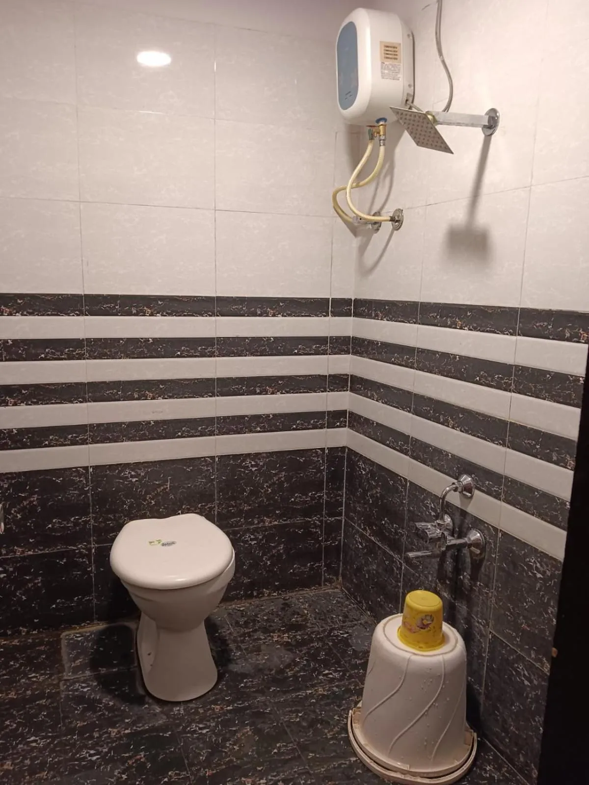 Bathroom in hotel sunrise inn